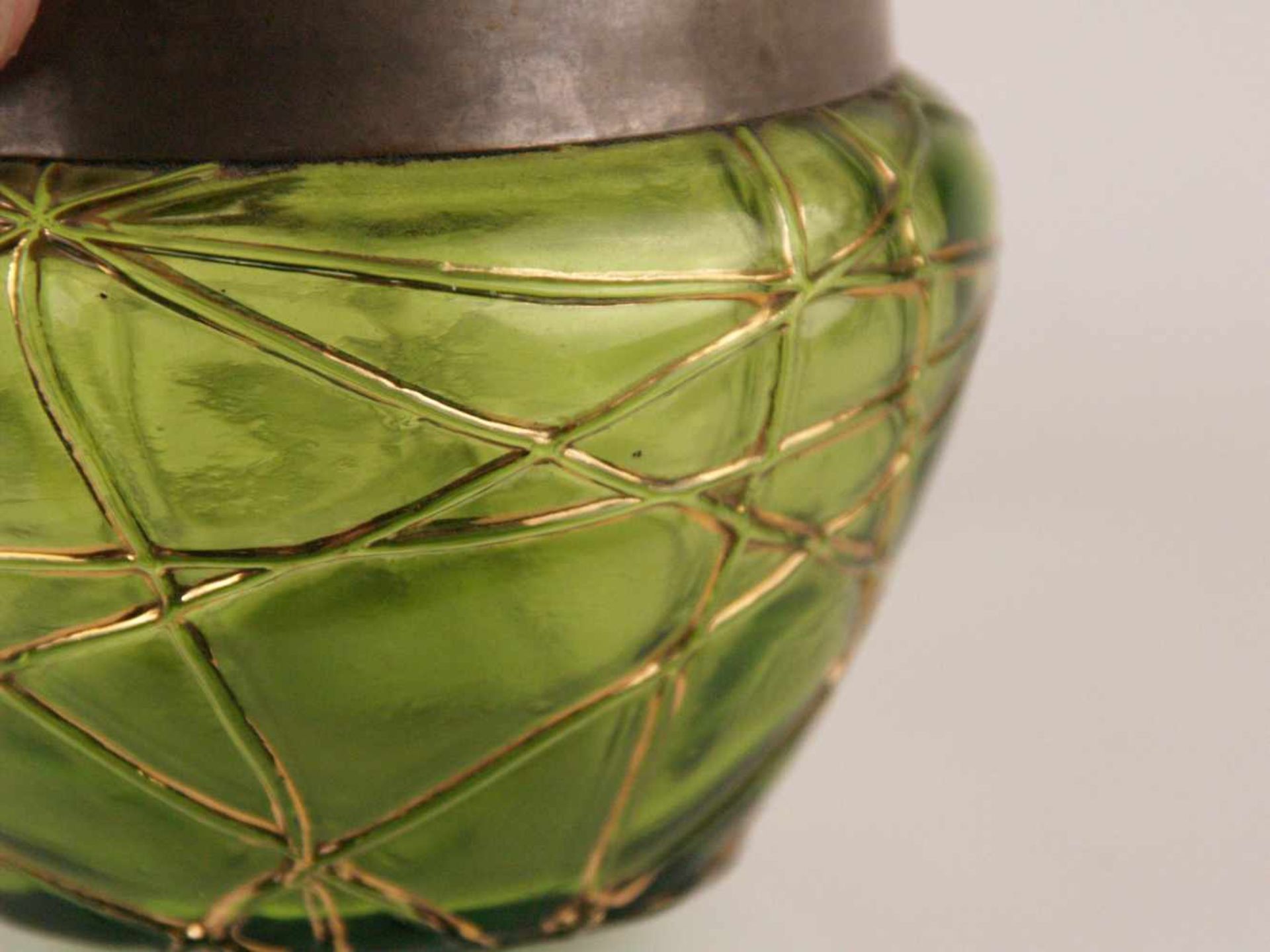 Jugendstil-Vase - Palme & König, grünes Glas mit Fadenauflage, ausgestellte gedrungene Form mit - Bild 2 aus 3