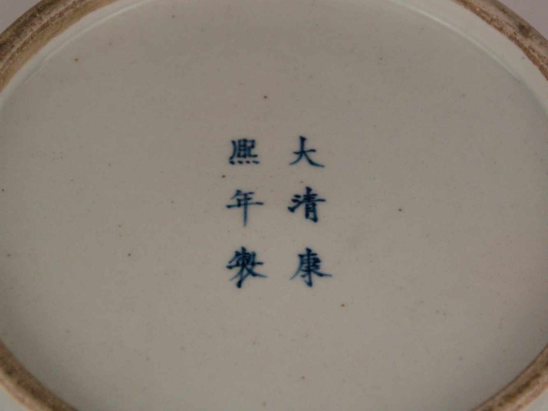 Große Deckelschale - China 20.Jh.,dickwandig,runde Form auf Standring,auf Wandung und Deckel Phönix- - Bild 6 aus 6