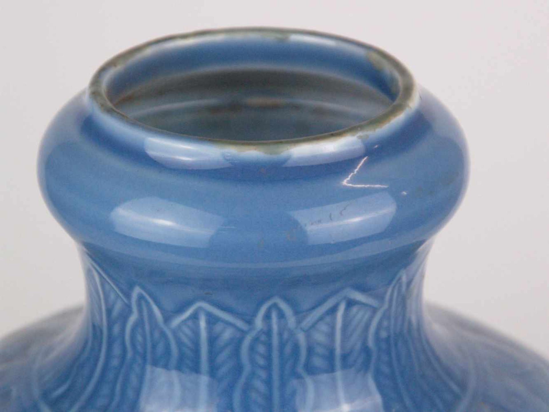 Vase - China, dickwandige Porzellanvase mit blauer Puderglasur, umlaufend Dekor mit blühenden - Bild 2 aus 4