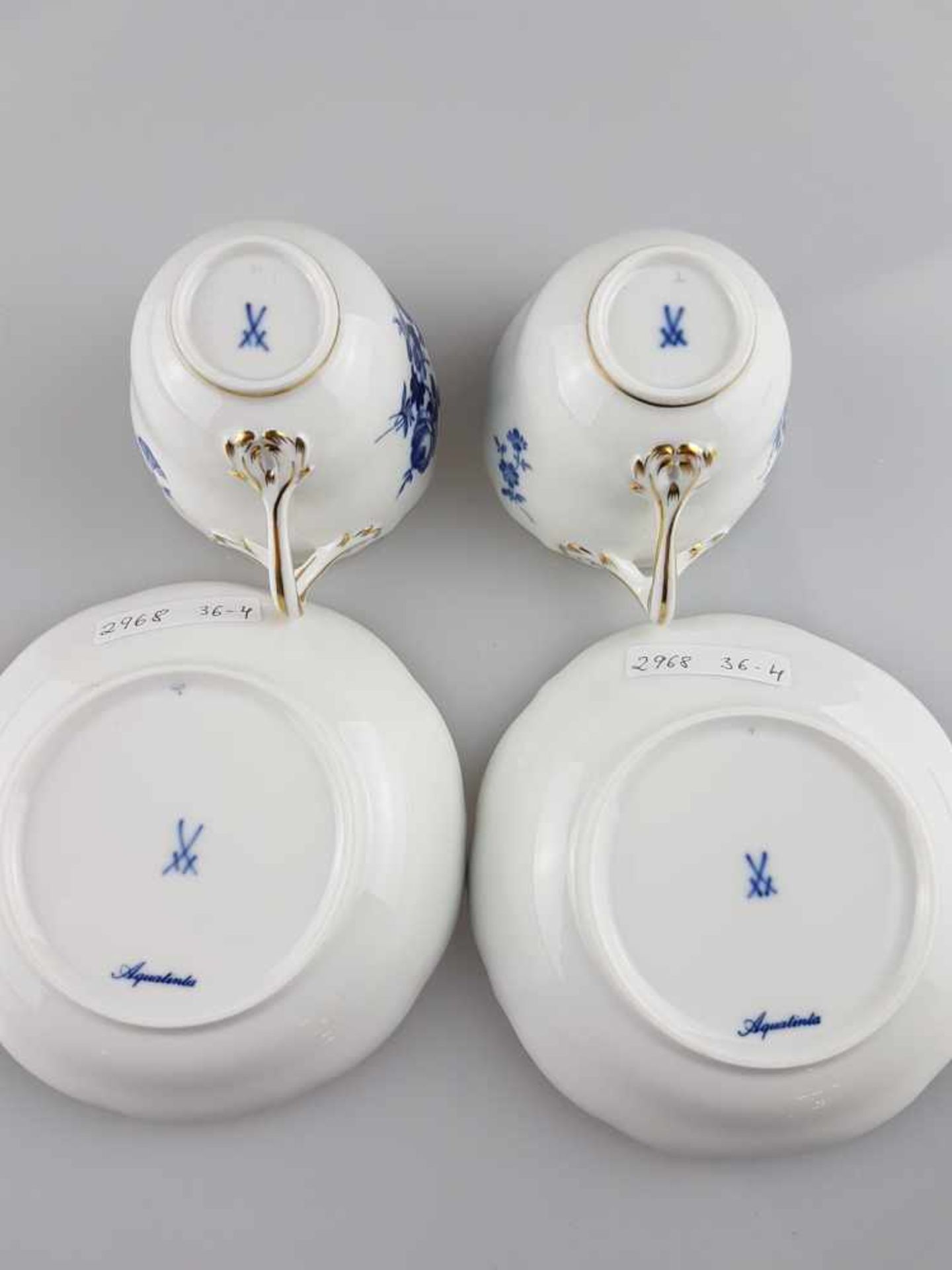 Konvolut Meissen - 4-tlg.: 2 Tassen mit Asthenkeln, blauer Blumendekor, gold staffiert, H.ca.5cm; - Bild 3 aus 3