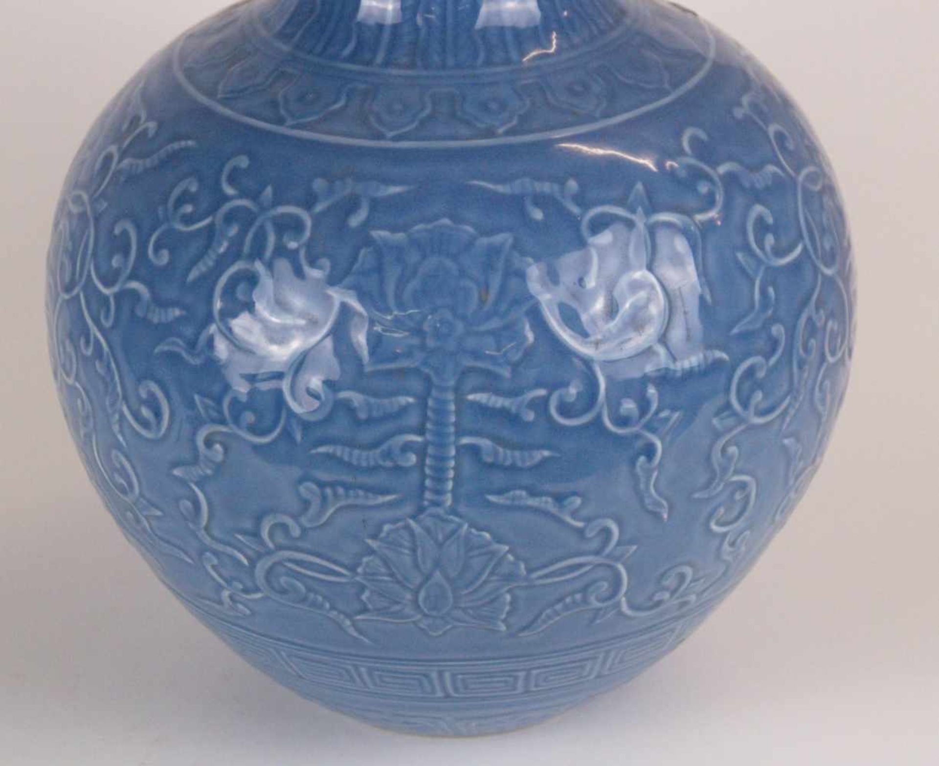 Vase - China, dickwandige Porzellanvase mit blauer Puderglasur, umlaufend Dekor mit blühenden - Bild 3 aus 4