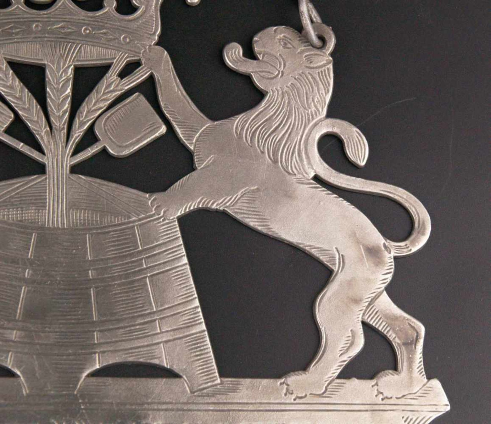 Bierbrauer-Zunftzeichen - Zinn, zwei steigende Löwen, am Fass mit Gerstenhalmen und Werkzeugen - Bild 2 aus 5