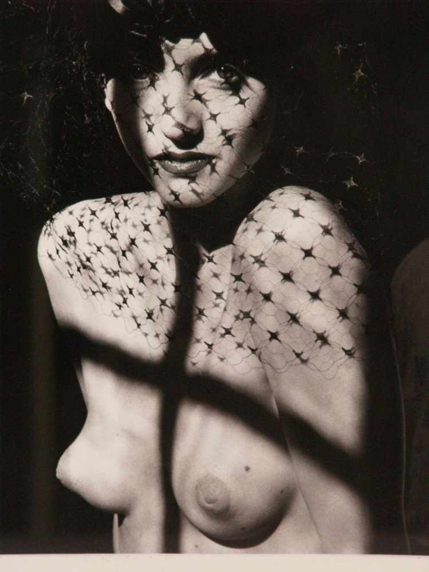 Sieff, Jeanloup (1933 - Paris - 2000) - "Porträt mit Gesichtsschleier", 1985, Offsetdruck, PP- - Bild 2 aus 2