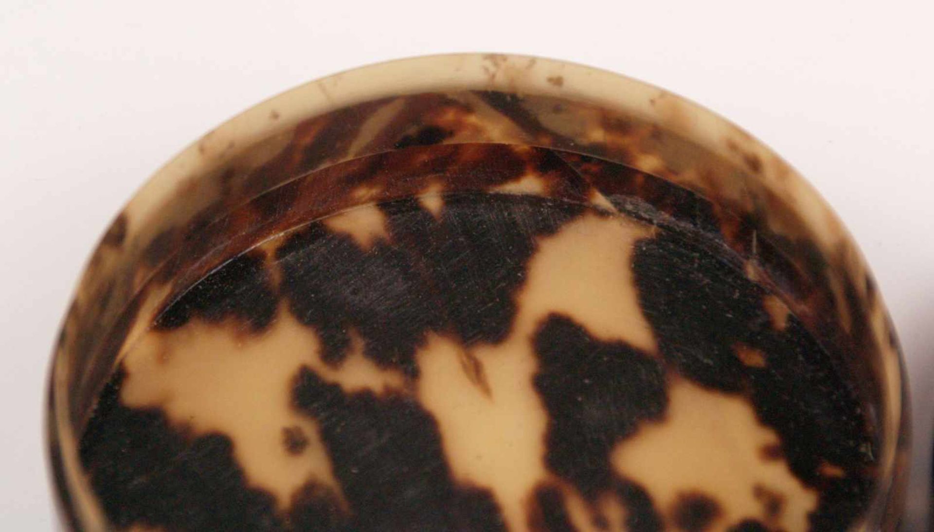 Kleine Schildpatt-Deckeldose - runde glatte Form,D.ca.7,8cm, H.ca.2,5cm, Gebrauchsspuren - Bild 3 aus 3