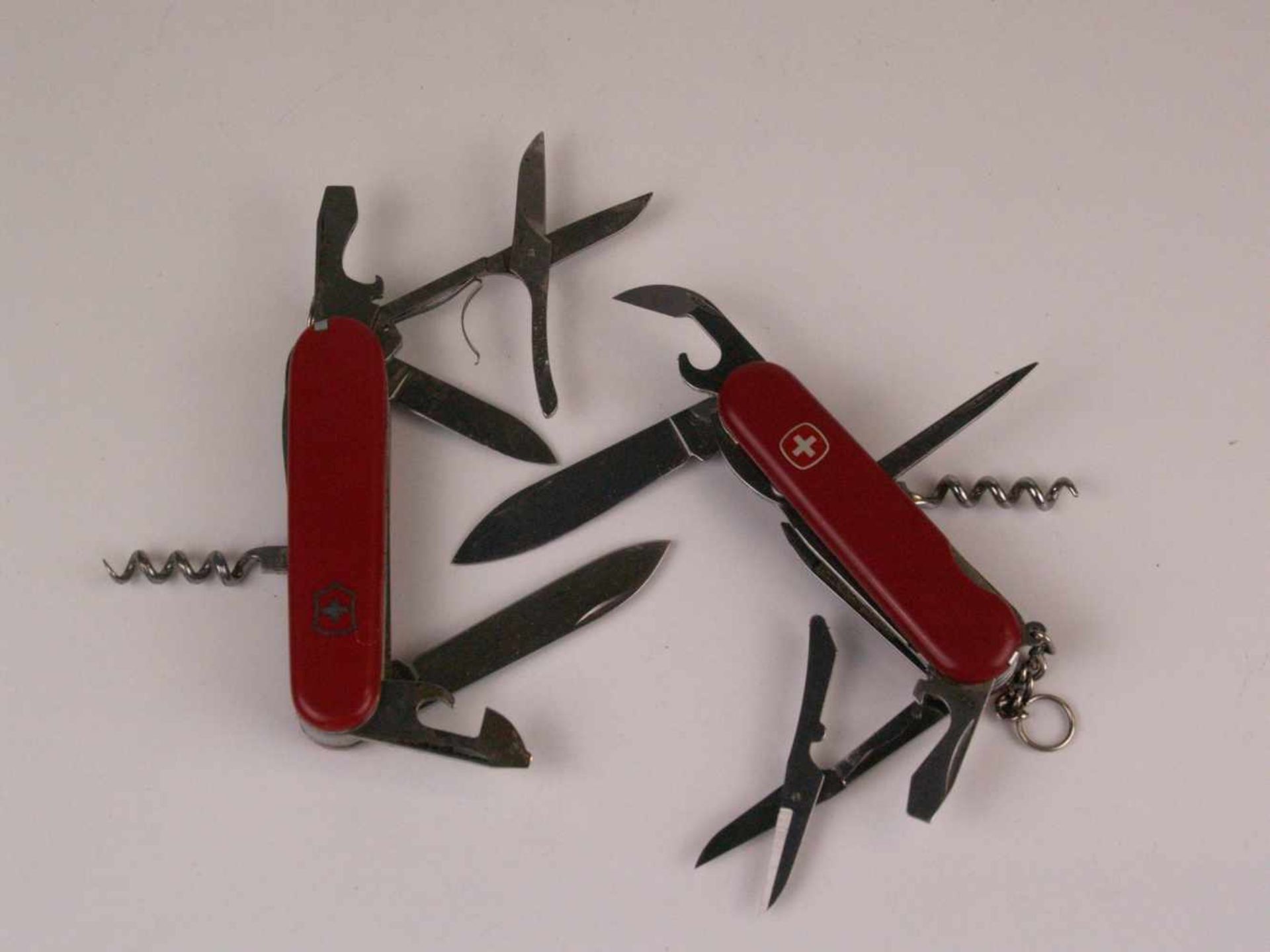 Konvolut Schweizer Taschenmesser - 6-tlg: 5x Victorinox (einmal in Originalverpackung), 1x Wenger, - Bild 2 aus 4