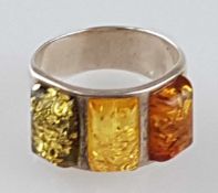 Ring mit Bernsteinen - Silber 925 gestempelt, Besatz mit Bernsteinen in grüner, gelber und