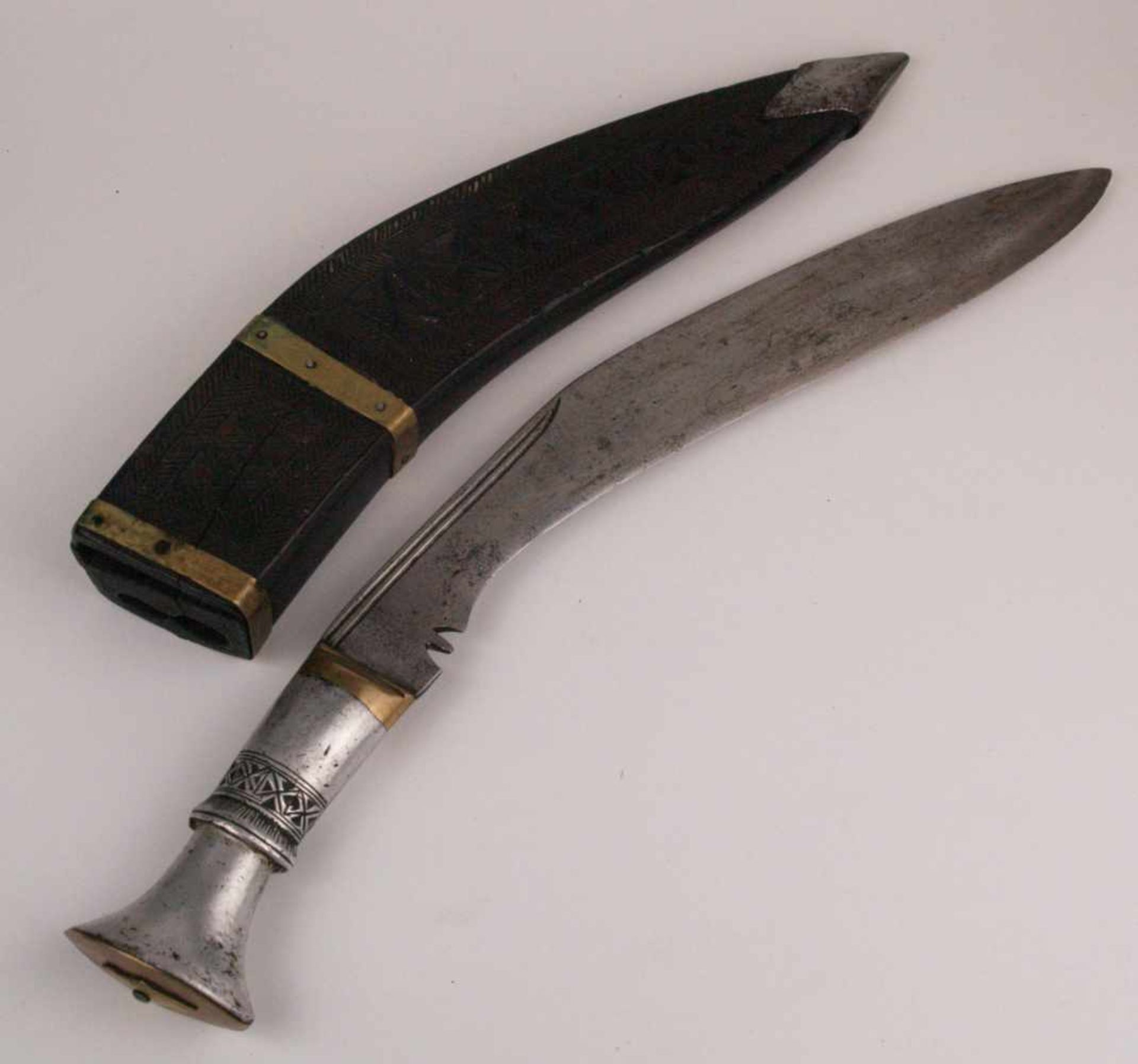 Kukri-Messer - Nepal,Metallgriff, gebogte Stahlklinge,L. ca.43cm,massive Holzscheide mit - Bild 2 aus 6