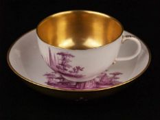 Tasse mit Untertasse Meissen - blaue Schwertermarke mit "x" in Gold, unten, purpurrote Camaieu-