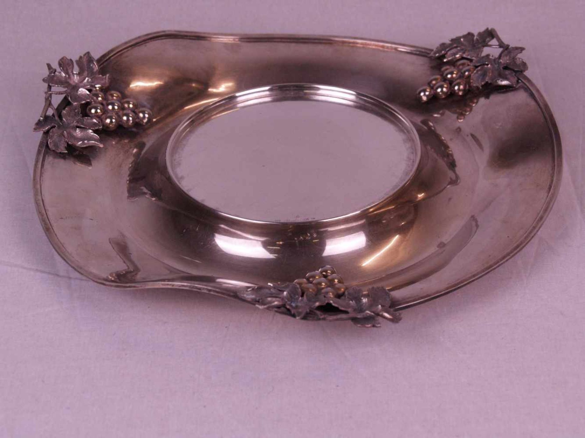 Obstschale mit Presentoir - 900er Silber,gepunzt,2-tlg,runde unregelmäßige Form mit gewelltem Rand, - Bild 3 aus 6