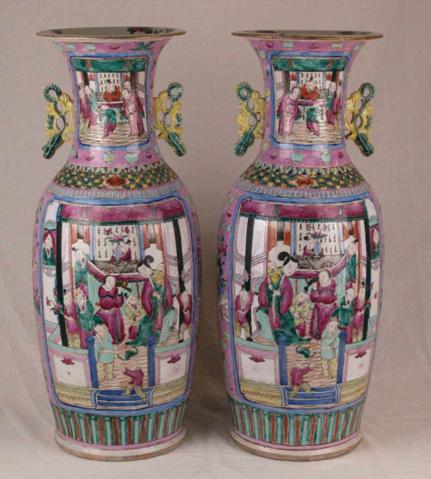 Paar Vasen - China,dickwandiges Porzellan,hohe Balusterform mit ausgestellter Mündung,seitlich am