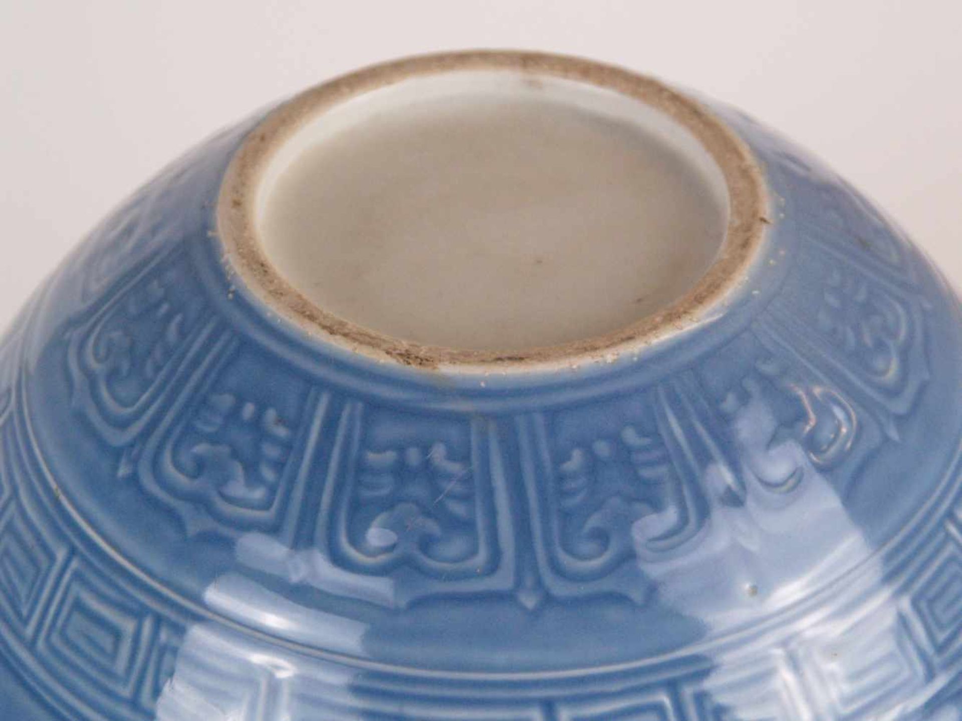 Vase - China, dickwandige Porzellanvase mit blauer Puderglasur, umlaufend Dekor mit blühenden - Bild 4 aus 4