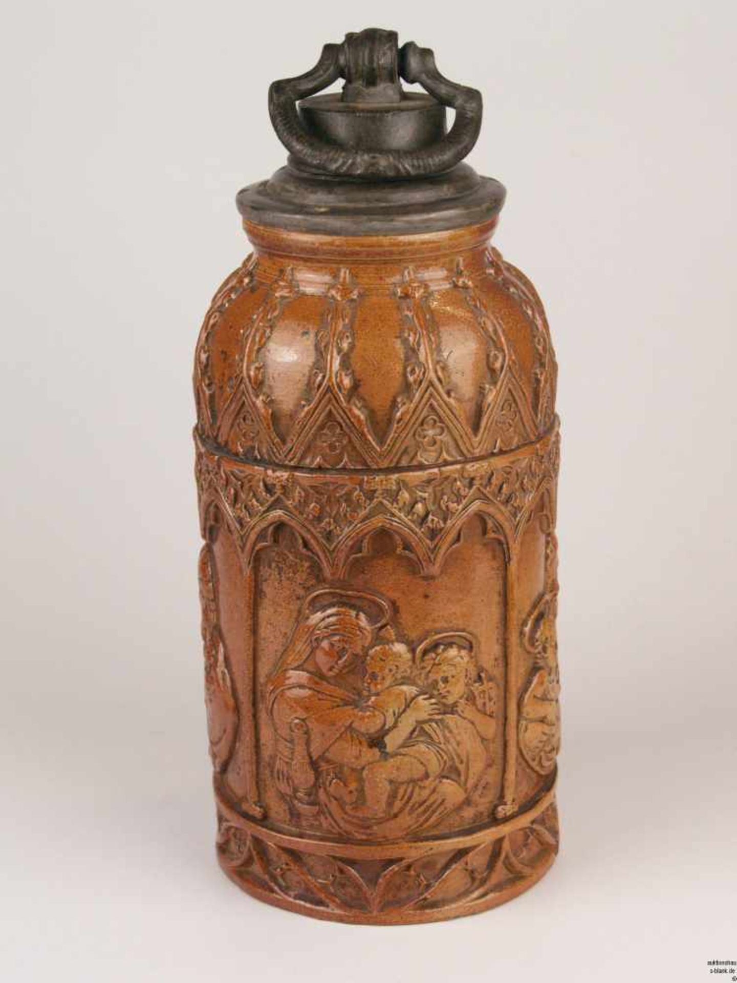 Schraubflasche - 19. Jh., Steingut, braun glasiert, Reliefdekor mit Heiliger Familie in stilisierter