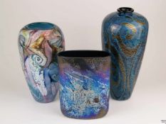 Drei Glaskunst-Vasen - Überfangglas mit verschiedenen Ätz- und Poliertechniken, sowie