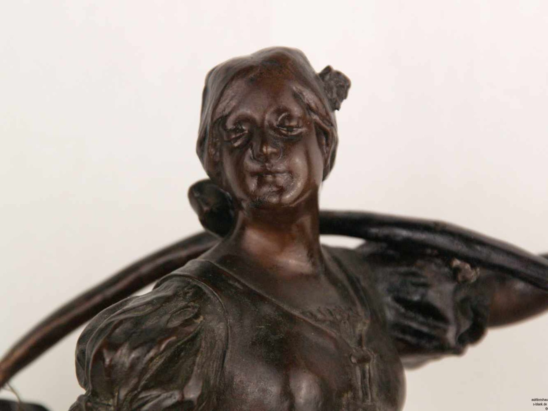 Die Wasserträgerin - Bronze, dunkel patiniert, auf ovaler Naturplinthe aufrecht stehende junge - Bild 3 aus 7