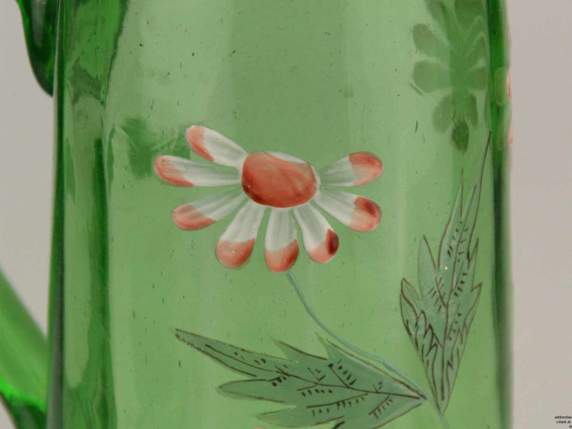 Großer Glaskrug mit Zinndeckel - Grüner Glaskrug mit polychromer Emailmalerei, Blumenmuster, - Bild 4 aus 6