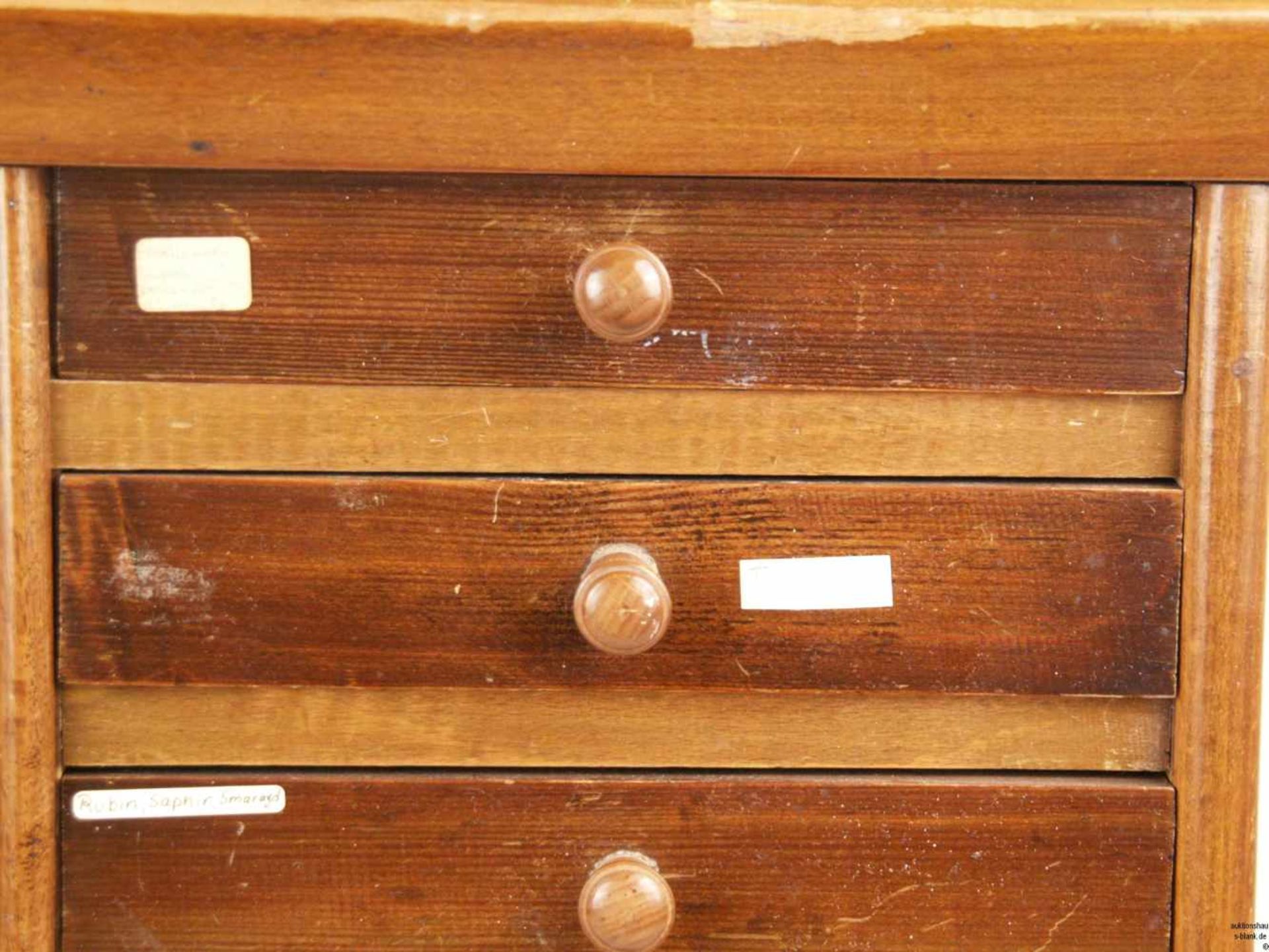 Holzschränkchen - rechteckiges Holzgehäuse, 14 Schubladen in zwei Reihen, obere Platte mit 3 - Bild 3 aus 6