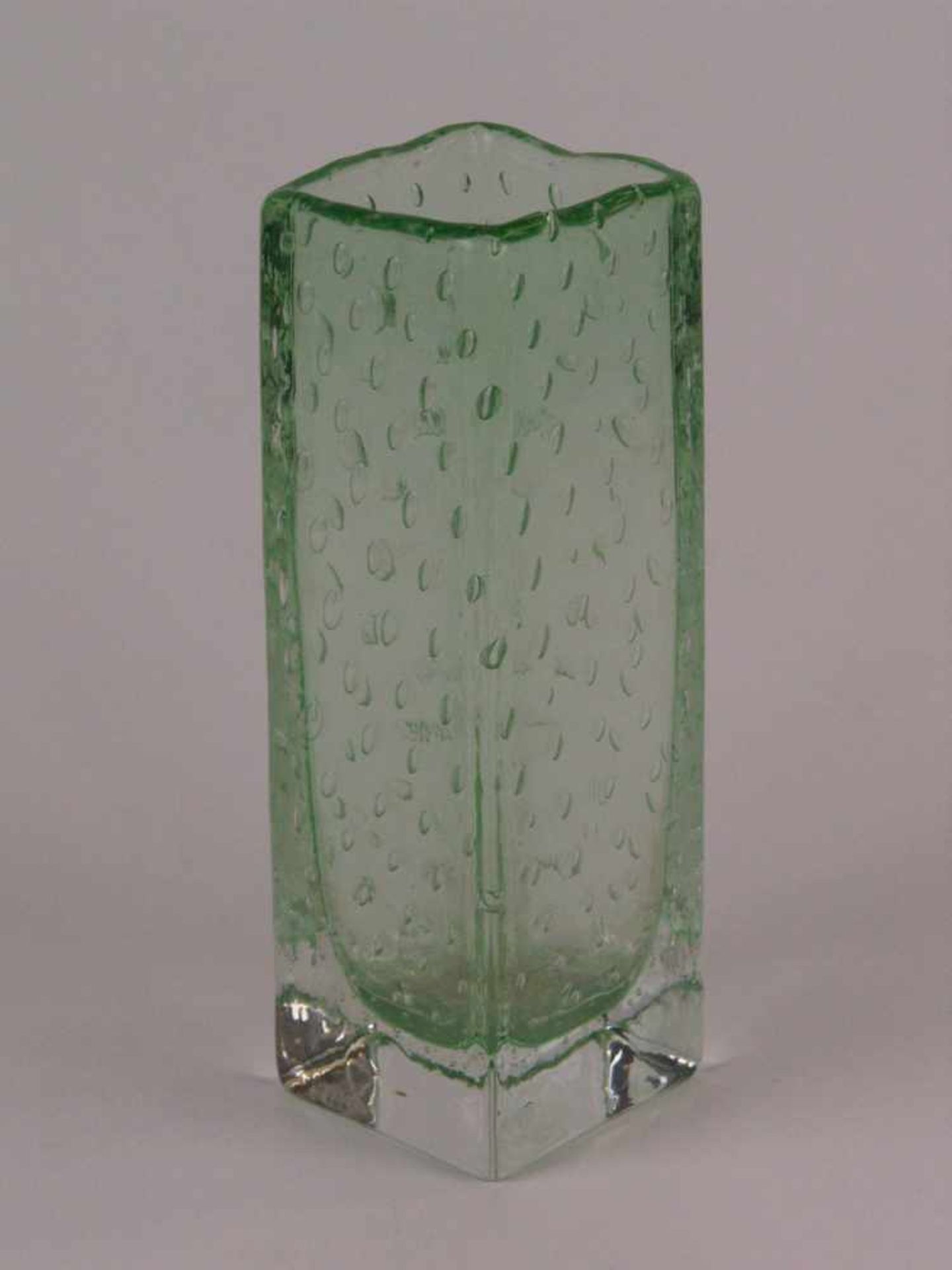 Glasvase - dickewandiges grünes Glas mit Luftblasen-Einschlüssen, rechteckiger Korpus mit leicht