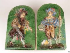Zwei Historismus- Wandplatten - Keramik, polychrom bemalt, emailiert, Reliefdekor mit