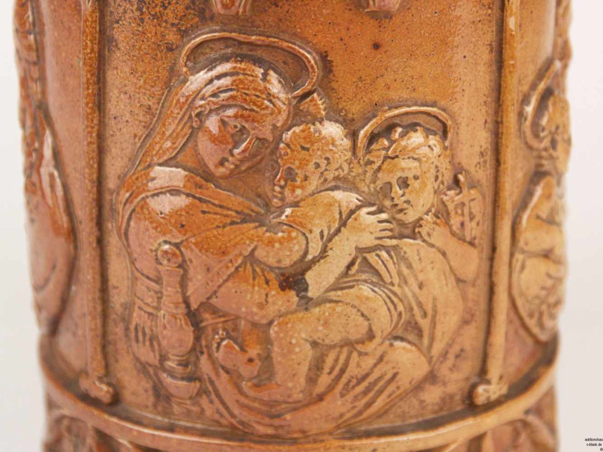 Schraubflasche - 19. Jh., Steingut, braun glasiert, Reliefdekor mit Heiliger Familie in stilisierter - Bild 4 aus 8