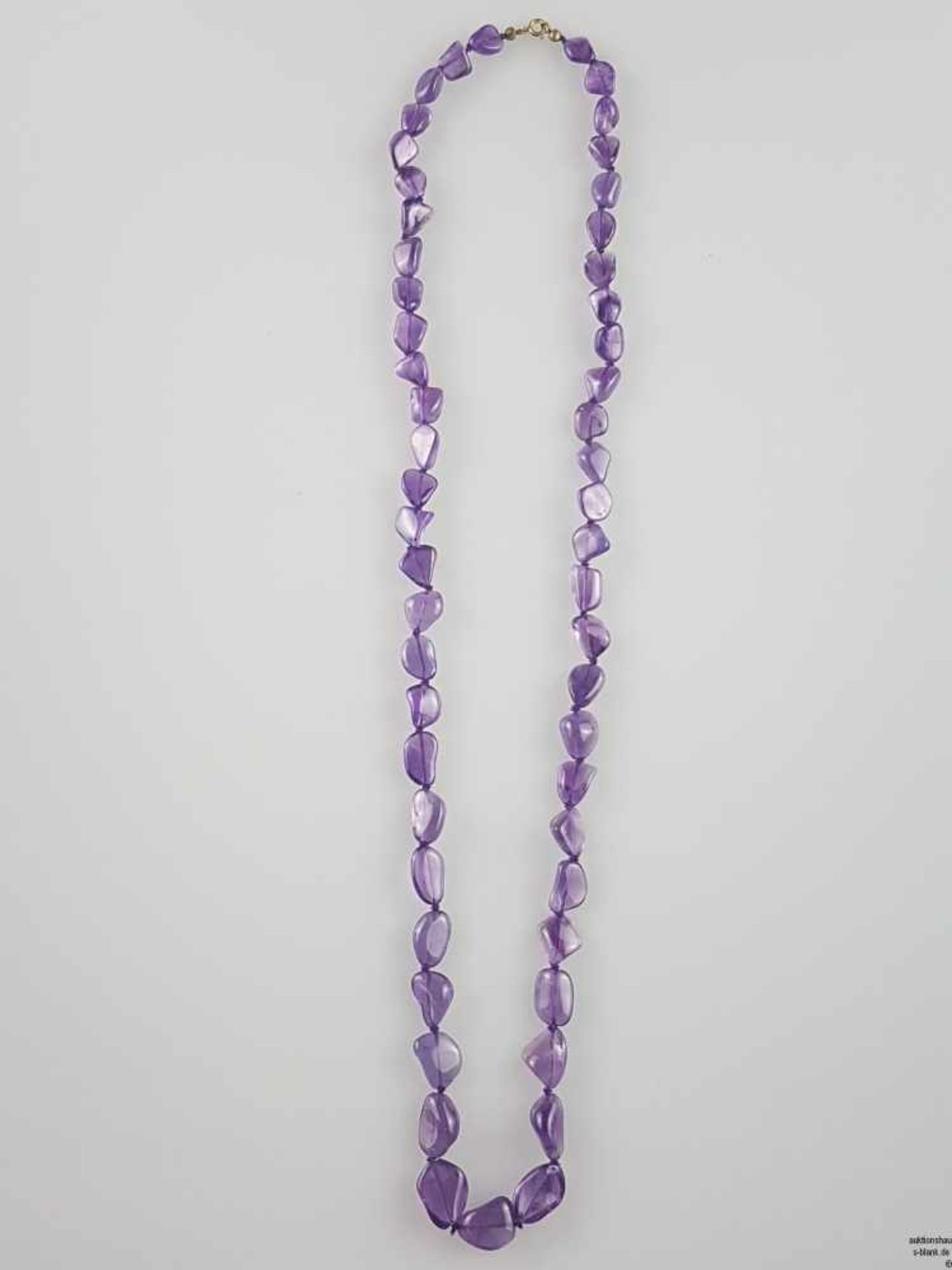 Amethystkette - lange Halskette mit unregelmäßigen Amethyst Steinen, getrommelt?, poliert, ca. von