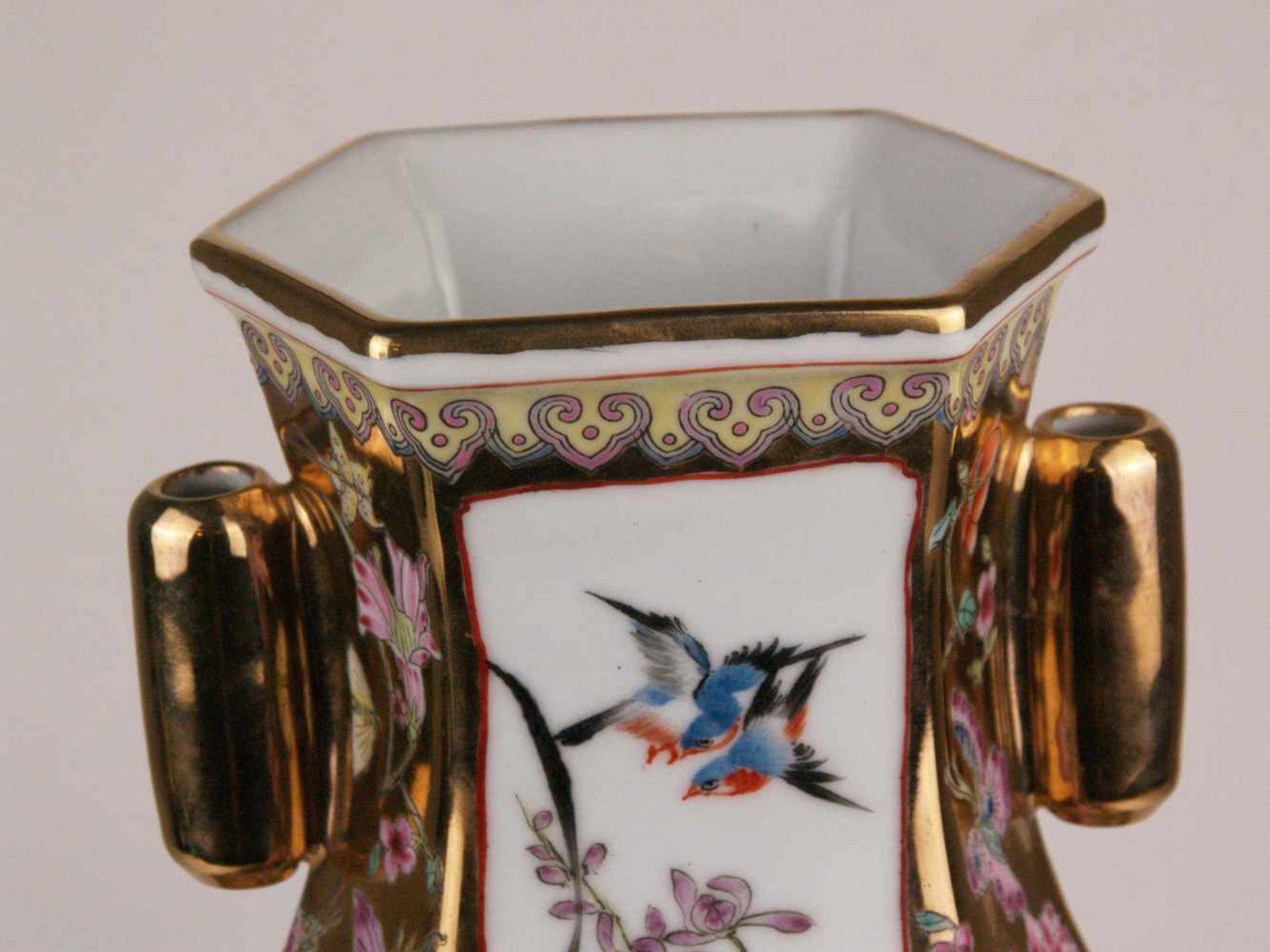 Vase in Hu-Form - China,dickwandiges Porzellan,Goldfond mit gestreutem Blumen-und - Bild 3 aus 7