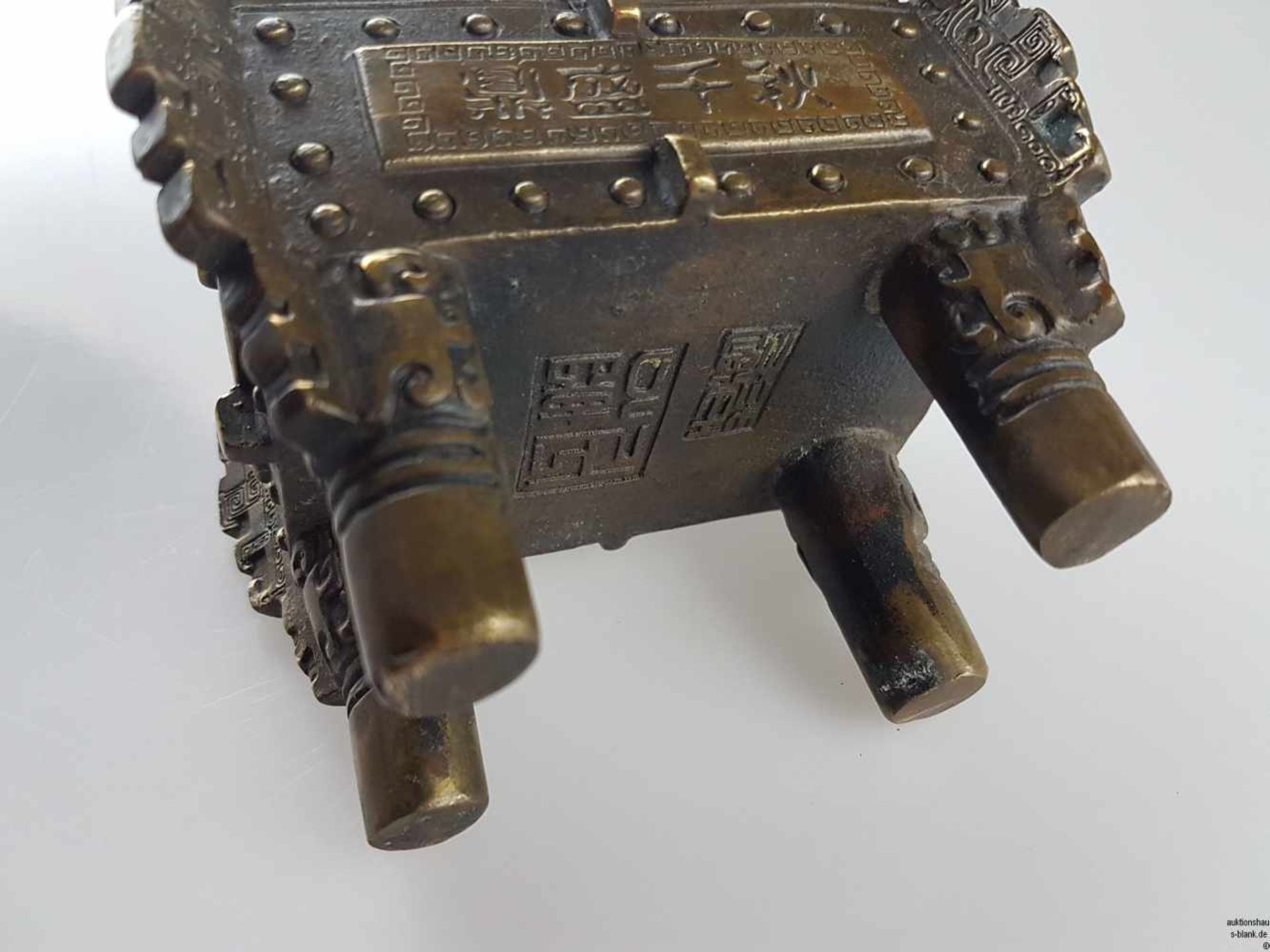 Kleines Bronzegefäß - China, Bronzelegierung,Typus "Fang Ding" im archaischem Stil,rechteckiges - Bild 7 aus 7