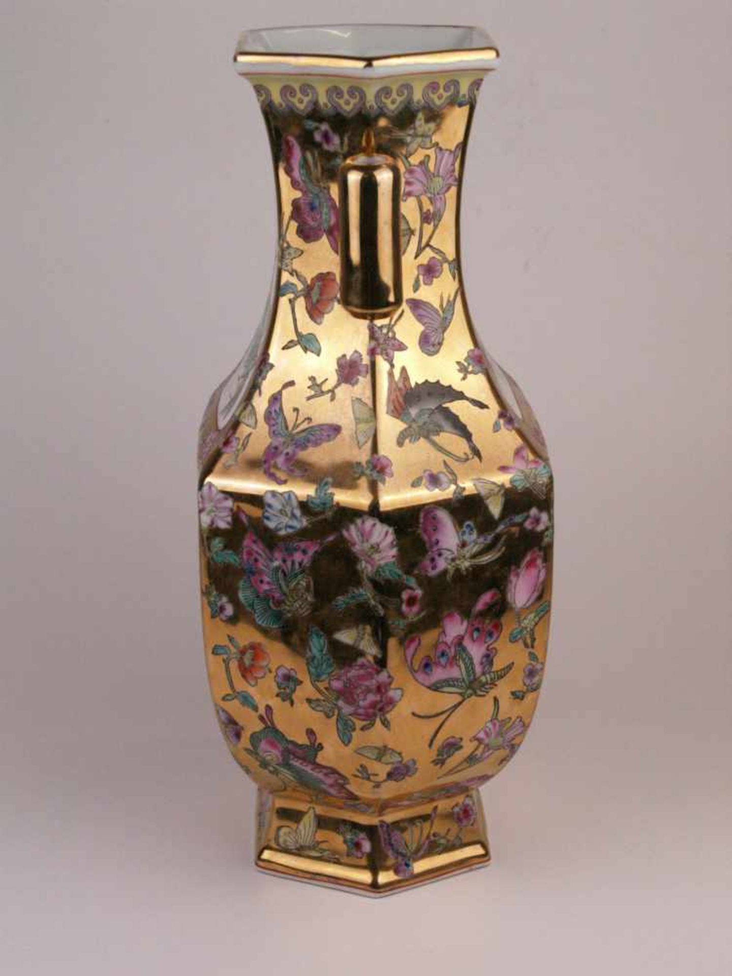Vase in Hu-Form - China,dickwandiges Porzellan,Goldfond mit gestreutem Blumen-und - Bild 2 aus 7