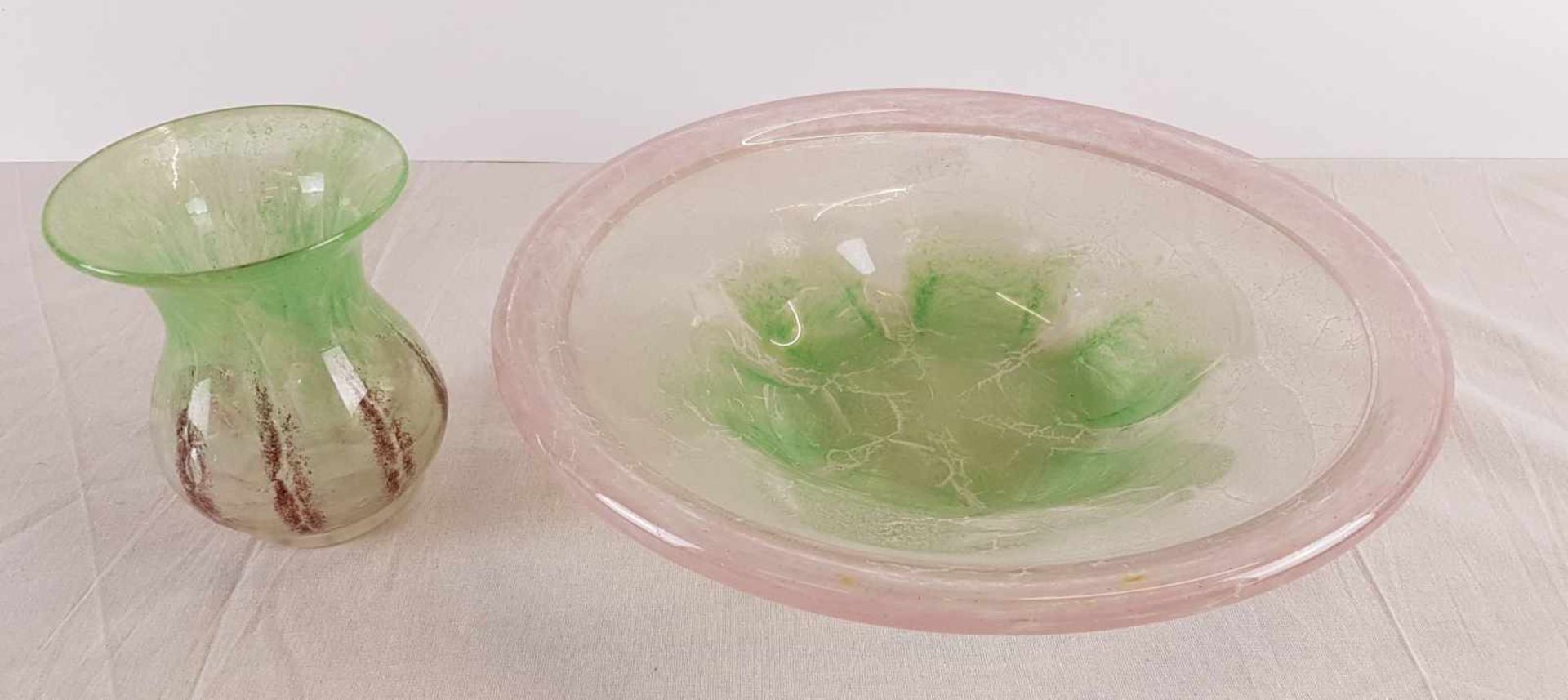 Konvolut Ikora - WMF-Ikora Schale und Vase - Klarglas mit grün/rosa Pulver- und Oxydeinschmelzungen,