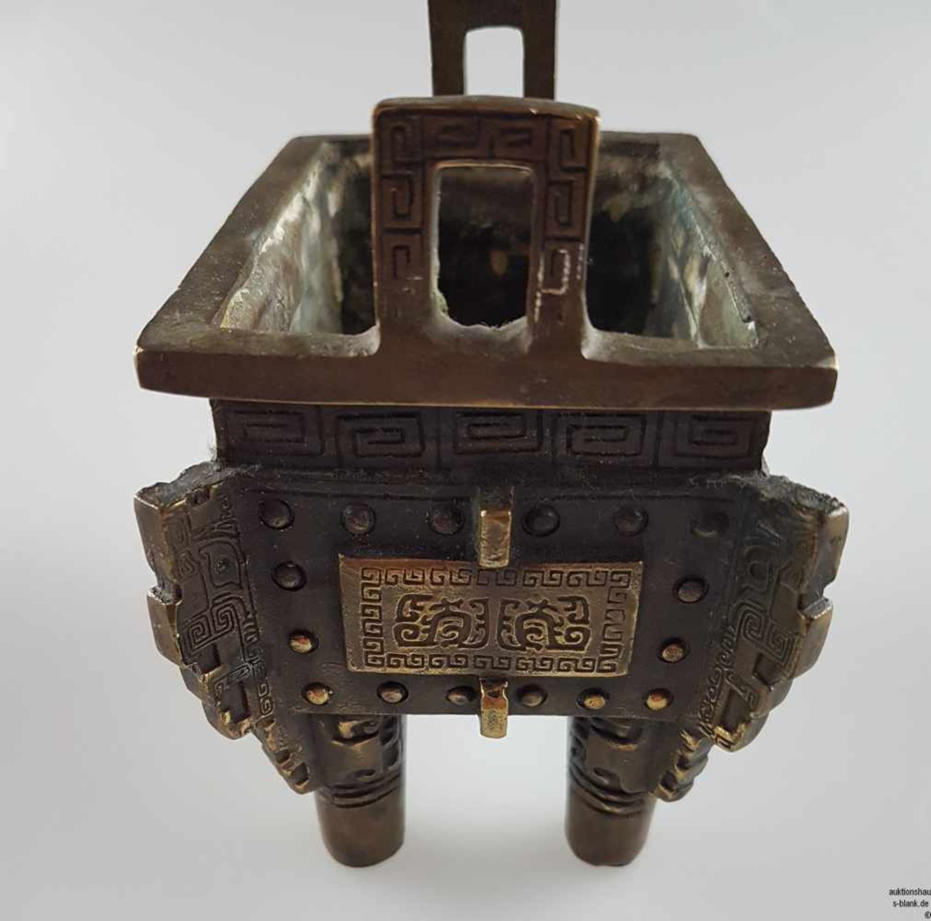 Kleines Bronzegefäß - China, Bronzelegierung,Typus "Fang Ding" im archaischem Stil,rechteckiges - Bild 5 aus 7