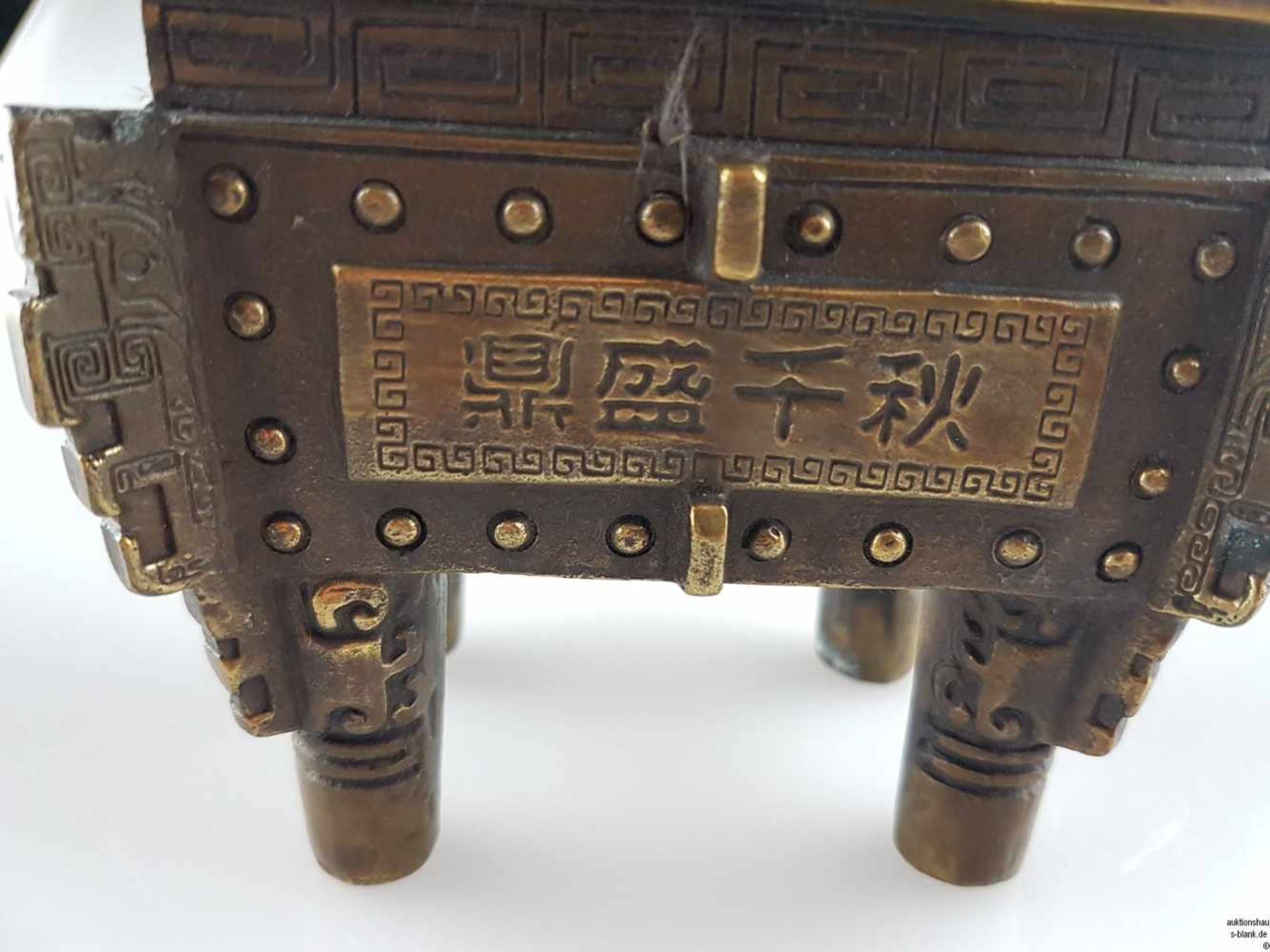 Kleines Bronzegefäß - China, Bronzelegierung,Typus "Fang Ding" im archaischem Stil,rechteckiges - Bild 2 aus 7