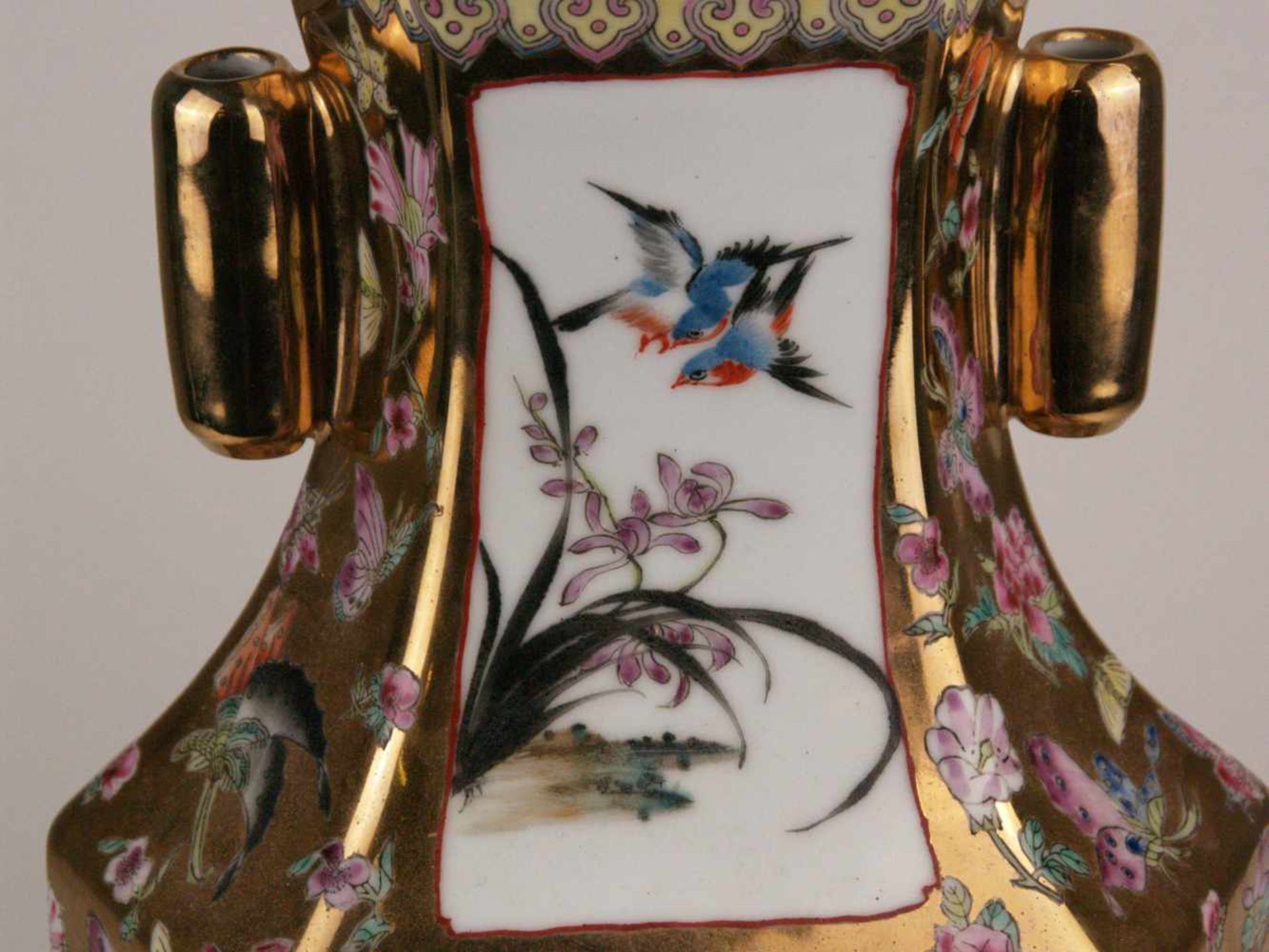Vase in Hu-Form - China,dickwandiges Porzellan,Goldfond mit gestreutem Blumen-und - Bild 4 aus 7