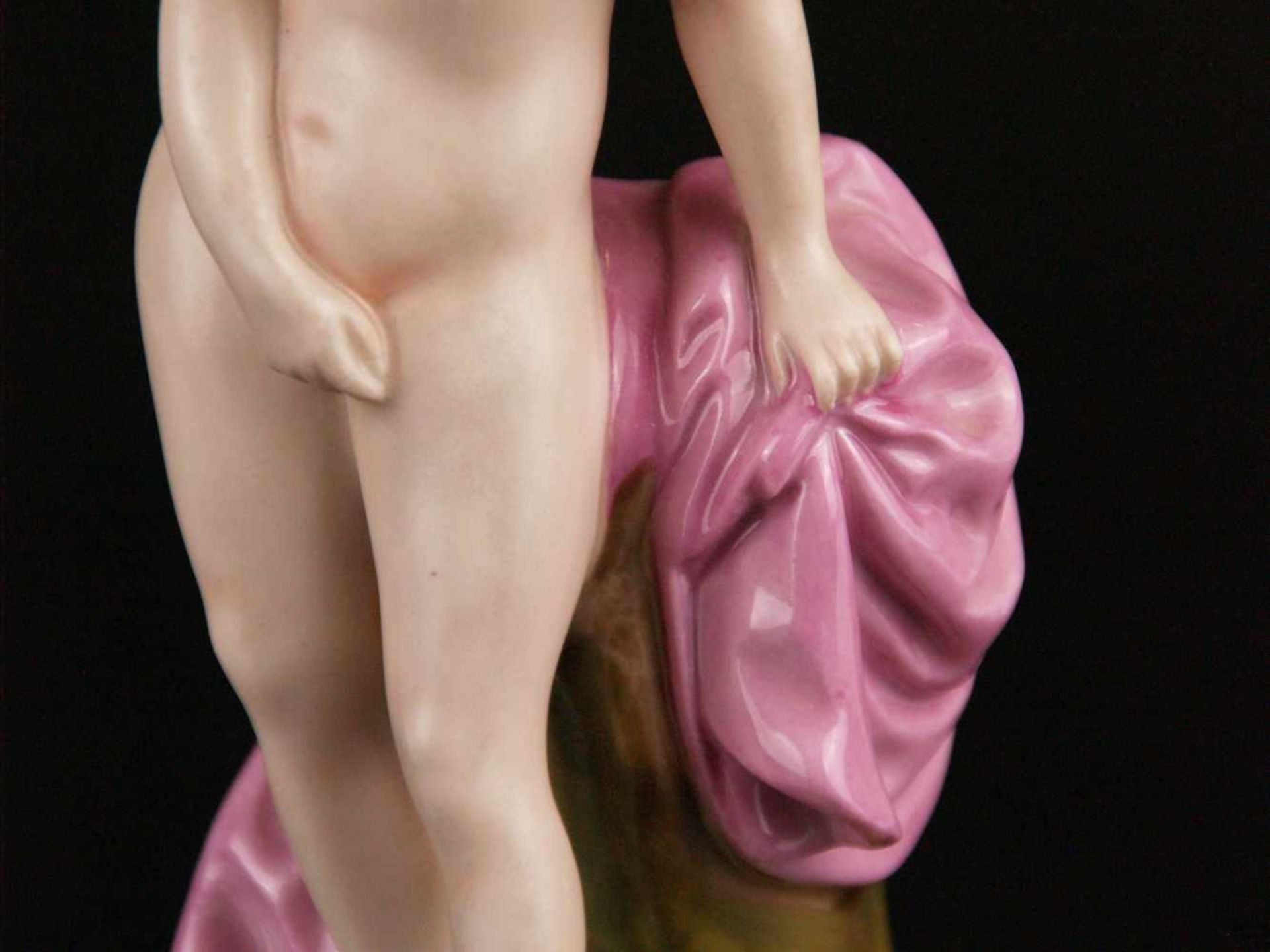 Porzellanfigur 'Venus vor dem Bad'- Höchst, blaue Radmarke mit Künstlerzeichen, 20.Jh.,polychrom - Bild 5 aus 6