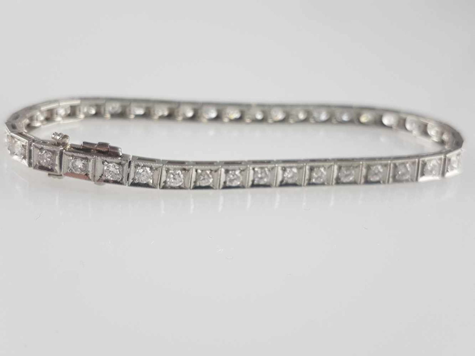 Rivière-Armband - Platin,Gliederarmband ausgefasst mit 40 Diamanten im Brillantschliff,TW,zusammen - Bild 2 aus 7