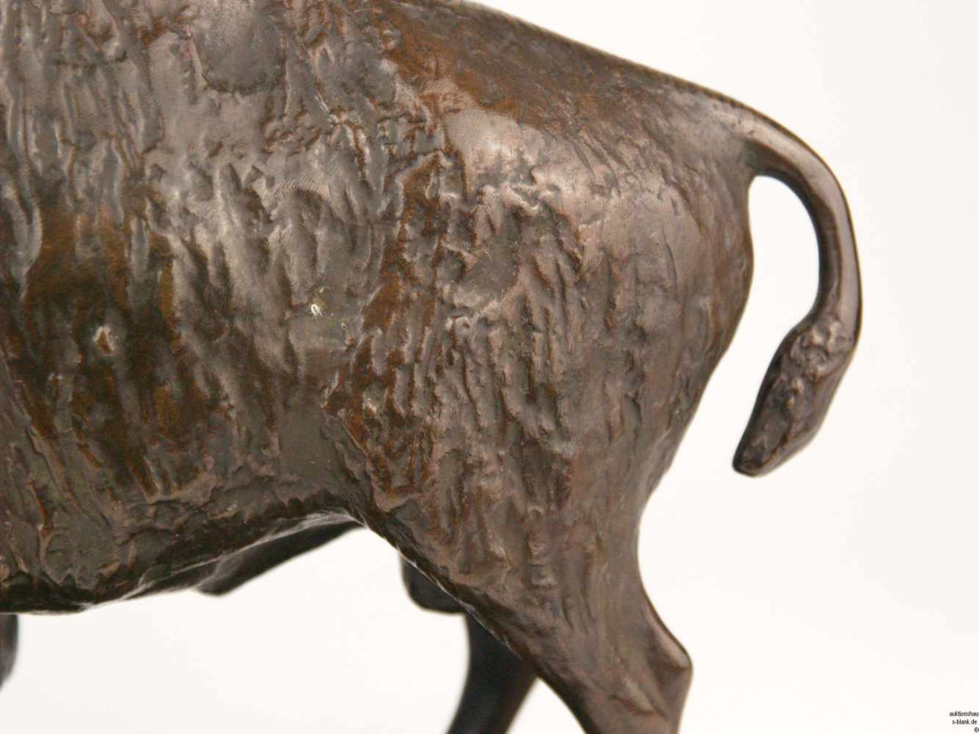 Böhm,O. -Anf.20.Jh.- Bison, vollplastische Bronzefigur, braun patiniert, auf rechteckigem - Bild 4 aus 6