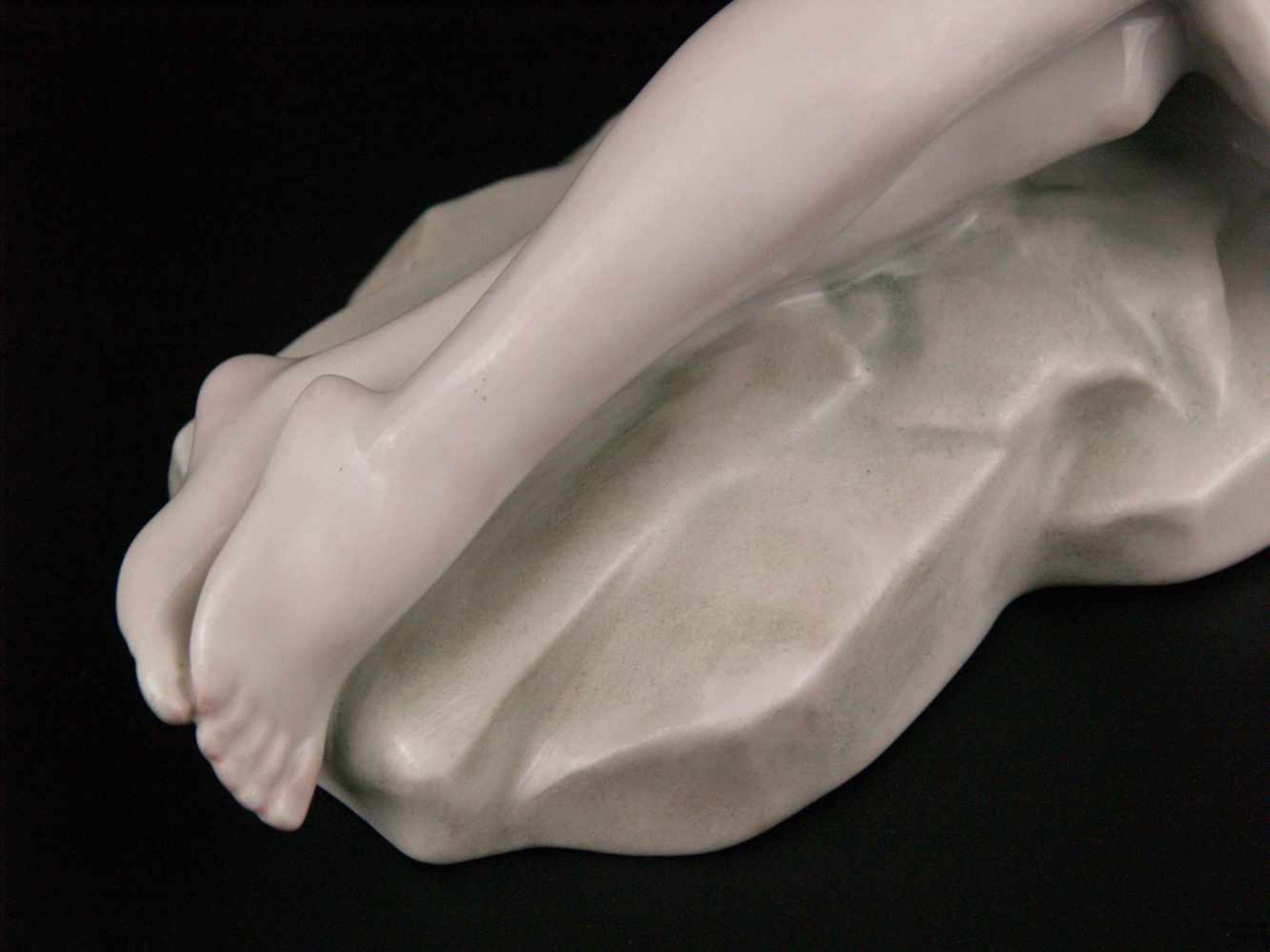 Porzellanfigur Herend - Geflügelte Frauengestalt auf einem naturalistischem Sockel liegend, Modell- - Bild 7 aus 8