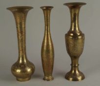 Konvolut Vasen - 3-tlg., Messing, Orient, mit floralen Ornamenten verziert, H.ca.29,5/30/30,5cm,