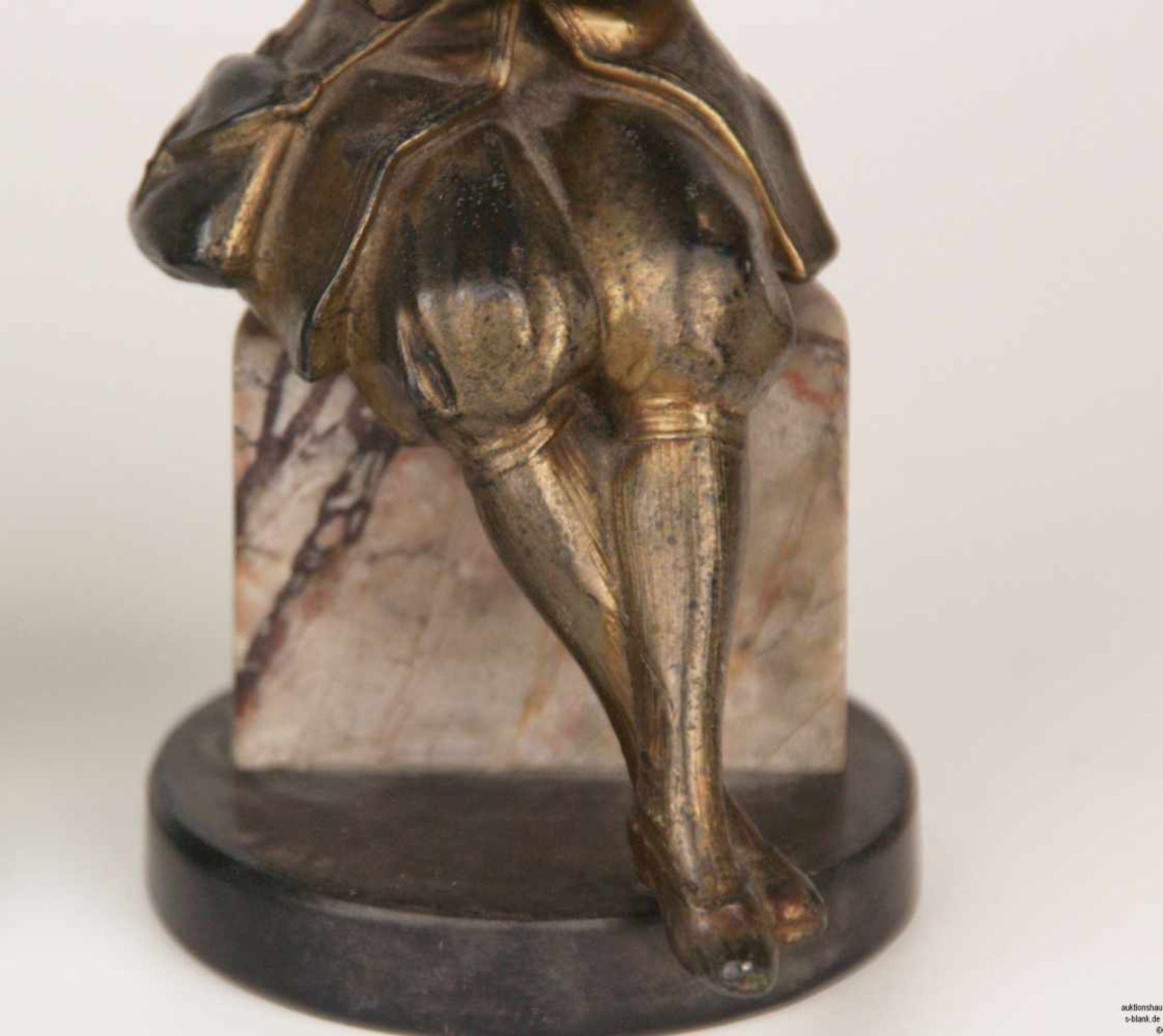 Paar Bronzefiguren "Flötenspieler" - Bronze, patiniert, Gesicht Elfenbein, geschnitzt, stehender und - Bild 5 aus 6