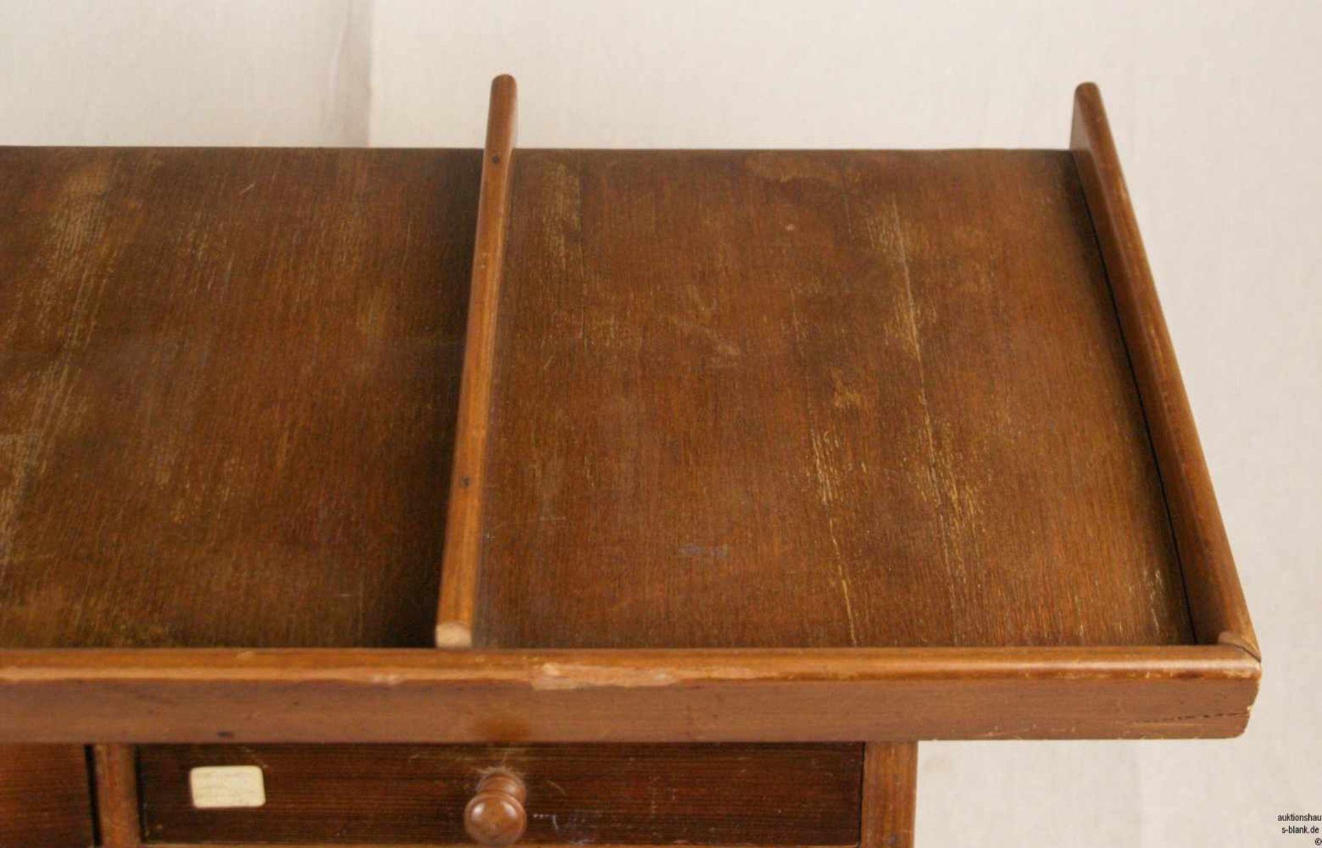 Holzschränkchen - rechteckiges Holzgehäuse, 14 Schubladen in zwei Reihen, obere Platte mit 3 - Bild 2 aus 6
