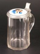 Bier-/Deckelkrug - farbloses Glas, geschliffen, Zinndeckel mit Porzellanplakette, darauf