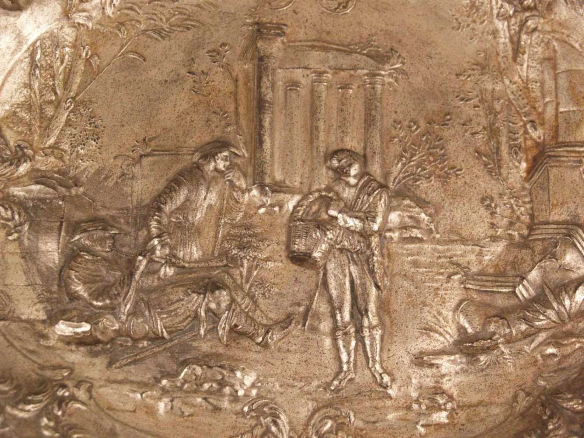 Eisenteller - Wandteller, Eisen, mit üppigem reliefplastischem Dekor, im Spiegel Szene mit drei - Bild 2 aus 5