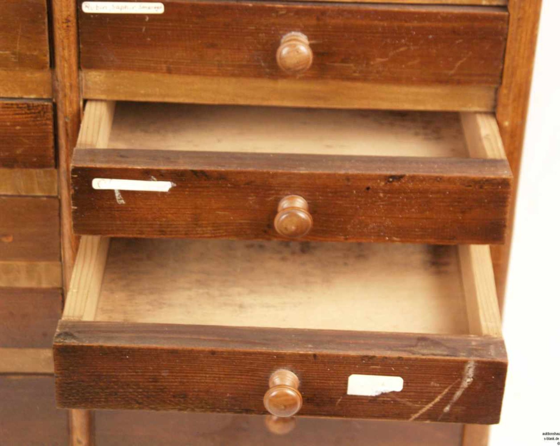 Holzschränkchen - rechteckiges Holzgehäuse, 14 Schubladen in zwei Reihen, obere Platte mit 3 - Bild 4 aus 6