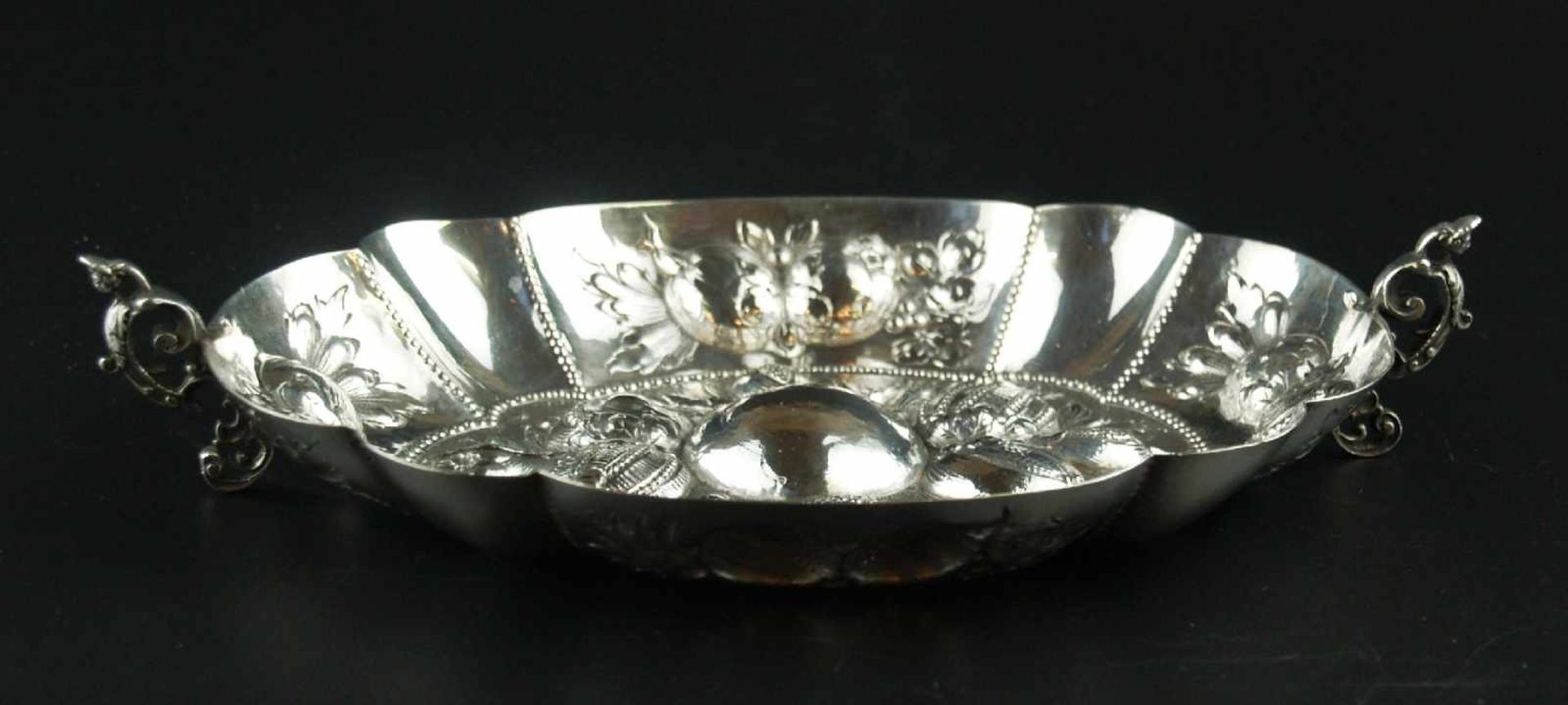 Zierschale - Deutsch, 20.Jhd., 800er Silber, gepunzt, aufwendiges Obst- und Blumendekor, - Bild 3 aus 4