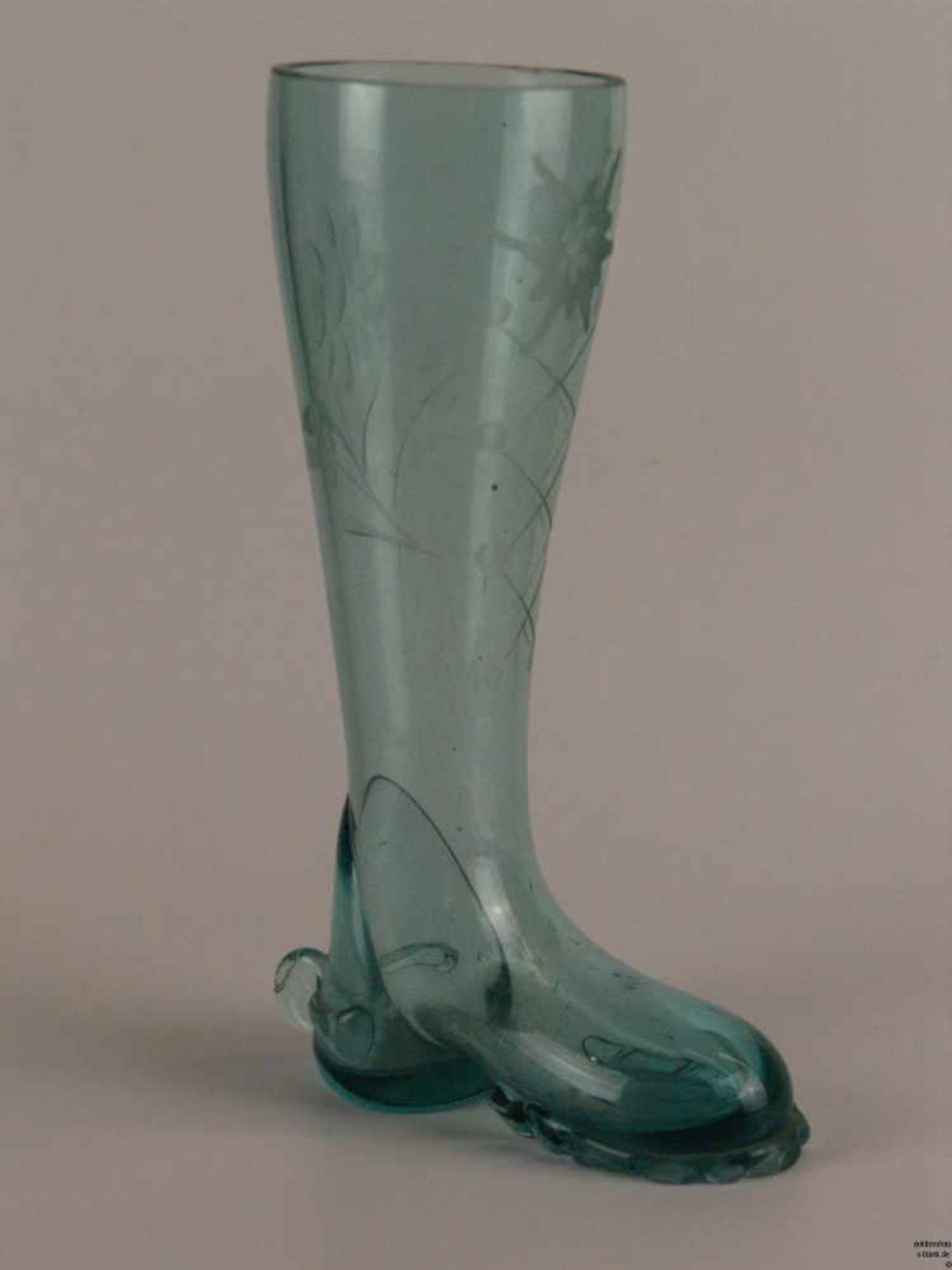 Bierstiefel - aquamarin farbiges Glas, Stiefelform, mit floralem Schliffdekor, Gebrauchsspuren, H.