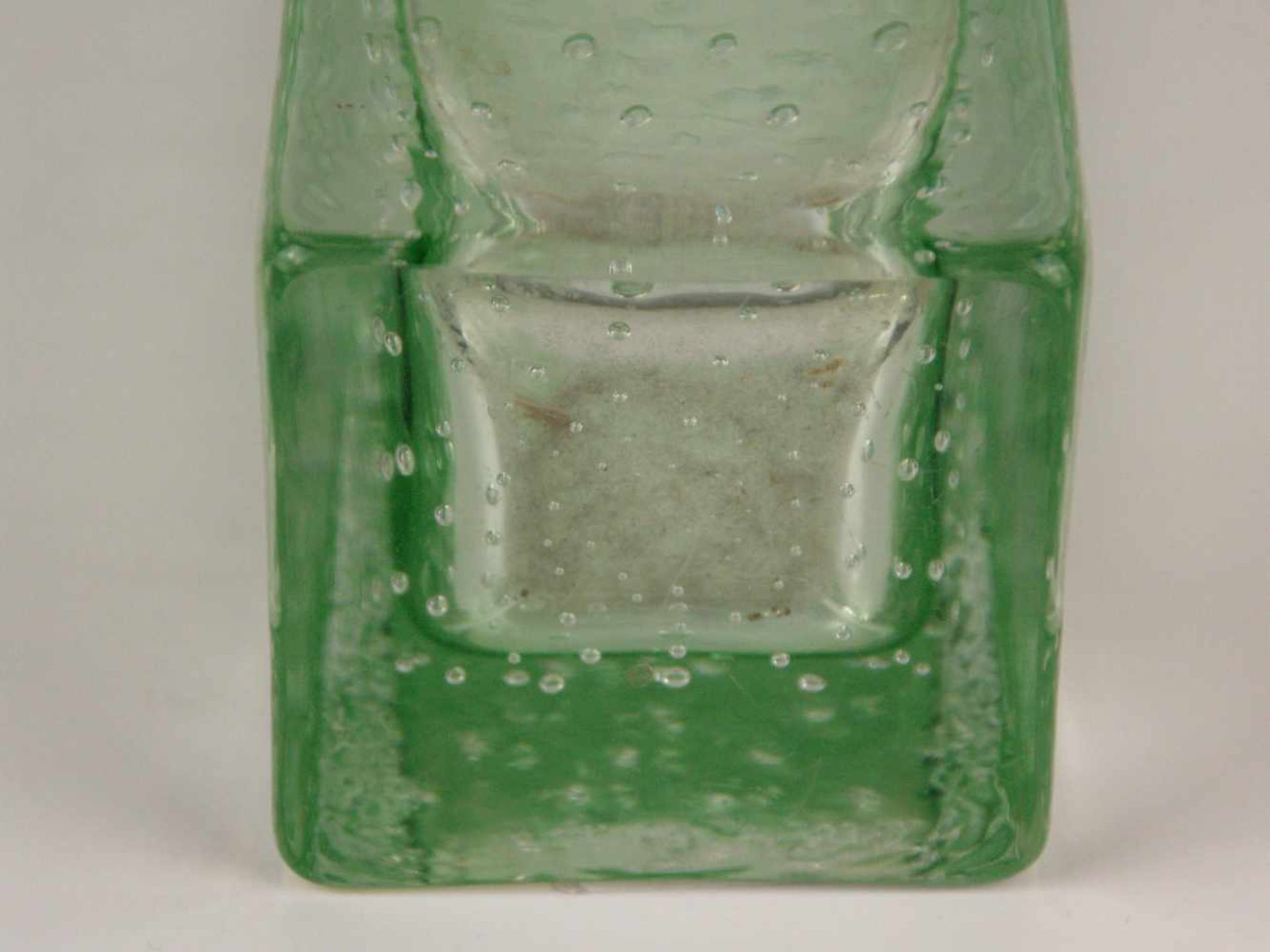 Glasvase - dickewandiges grünes Glas mit Luftblasen-Einschlüssen, rechteckiger Korpus mit leicht - Bild 4 aus 4