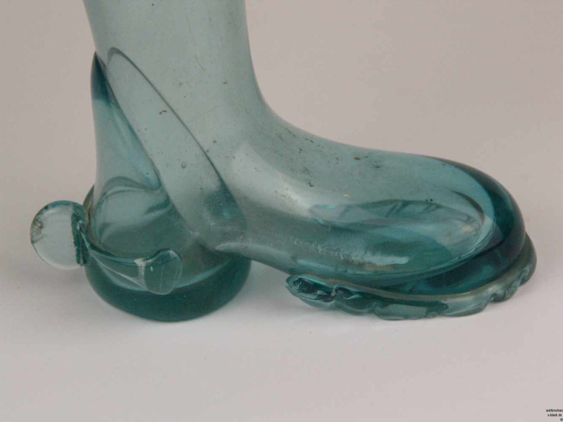 Bierstiefel - aquamarin farbiges Glas, Stiefelform, mit floralem Schliffdekor, Gebrauchsspuren, H. - Bild 3 aus 3