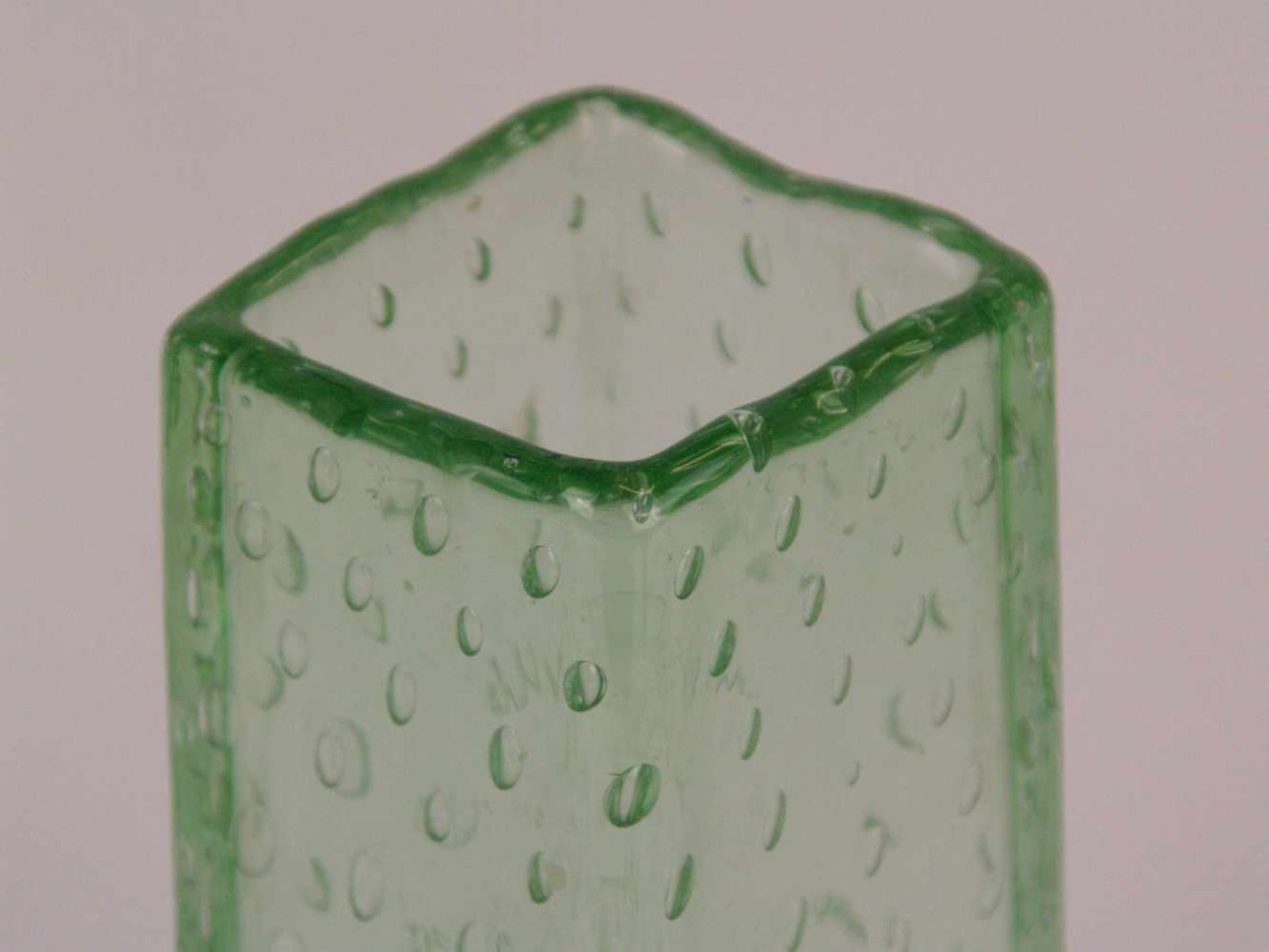 Glasvase - dickewandiges grünes Glas mit Luftblasen-Einschlüssen, rechteckiger Korpus mit leicht - Bild 2 aus 4