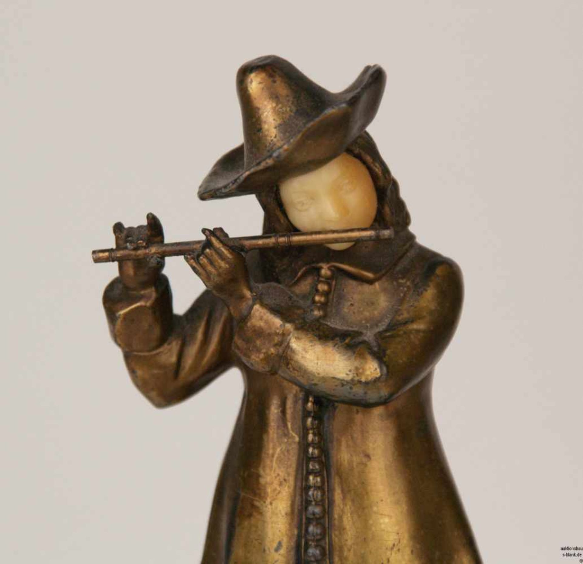 Paar Bronzefiguren "Flötenspieler" - Bronze, patiniert, Gesicht Elfenbein, geschnitzt, stehender und - Bild 2 aus 6