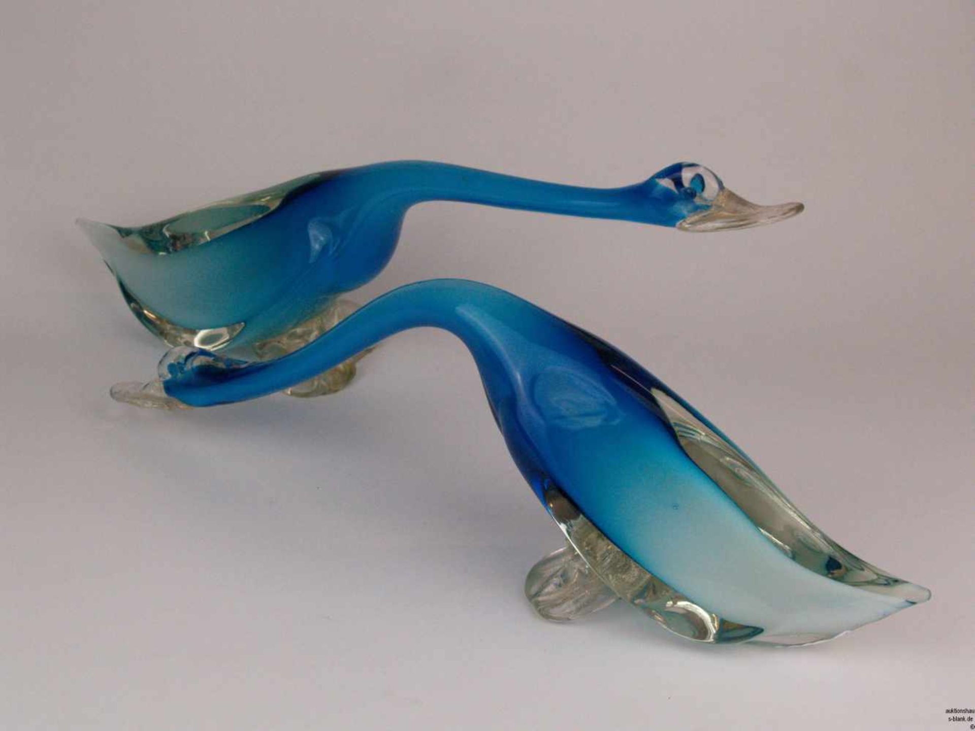 Paar Glasgänse - blau/weißes Opakglas, klar überfangen, wohl Murano, plastische Ausformung, ein