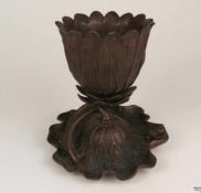 Vasenstand - um 1900, patinierte Bronzenausformung in Gestalt einer naturalistisch wiedergegebenen