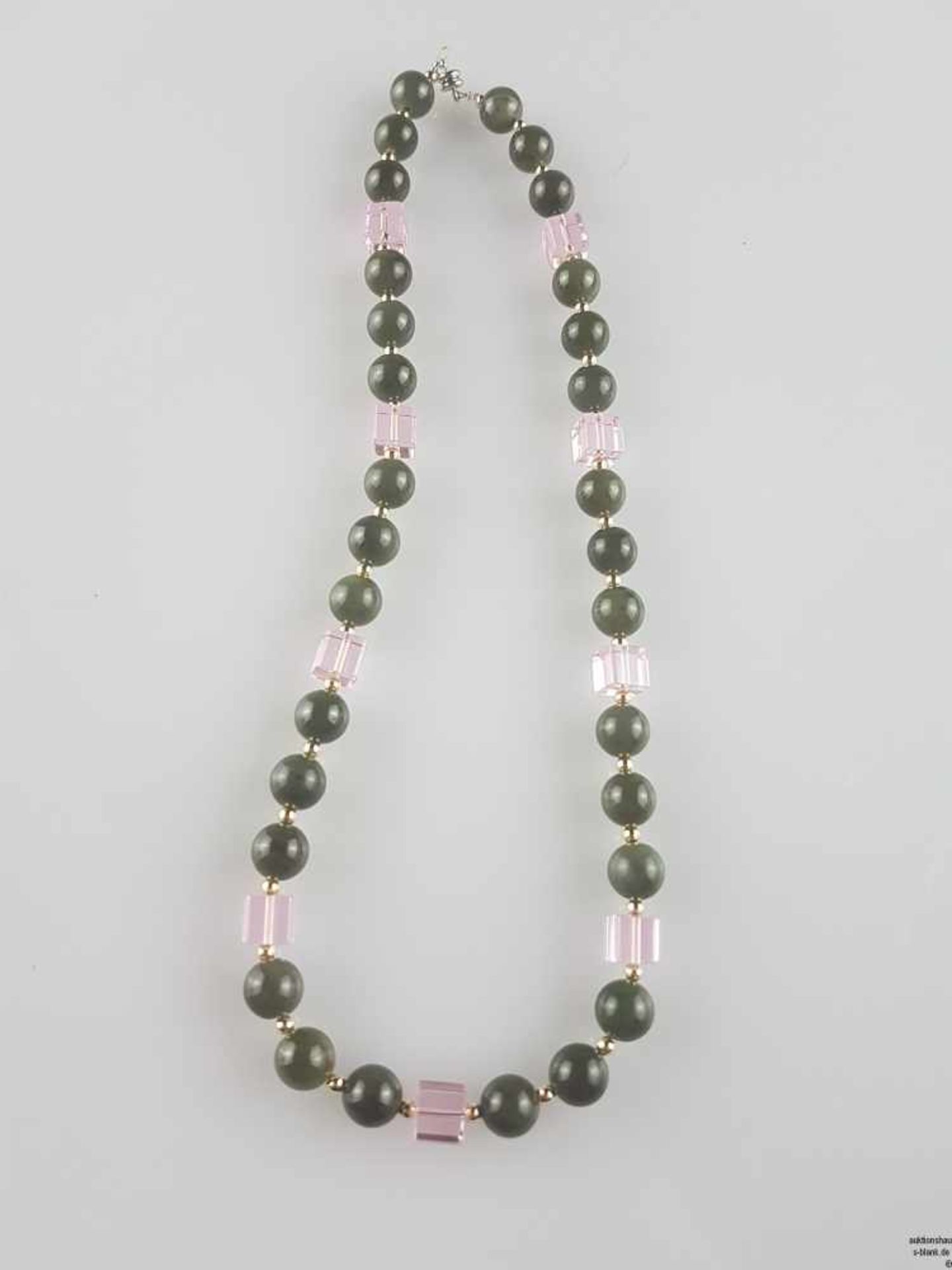 Halskette - 30 dunkelgrüne Jadekugeln sowie 9 roséfarbene Quader aus venezianischem Glas,